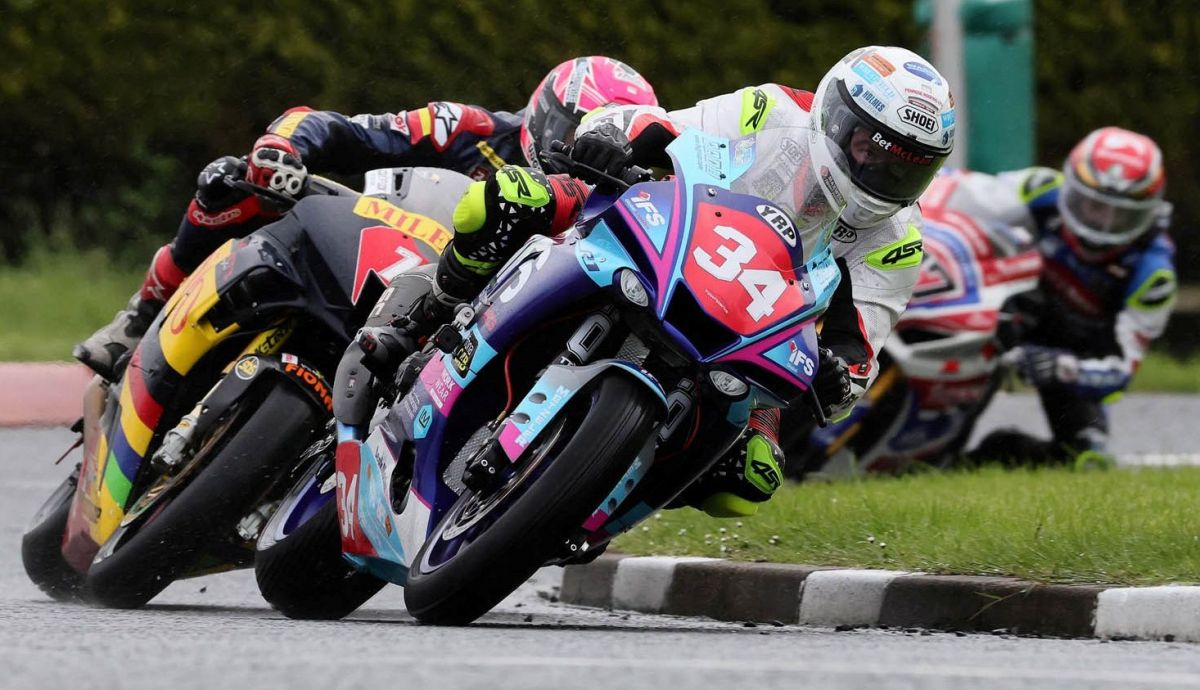 Alastair Seeley seguido por Davey Todd y Richard Cooper Alastair Seeley seguido por Davey Todd y Richard Cooper