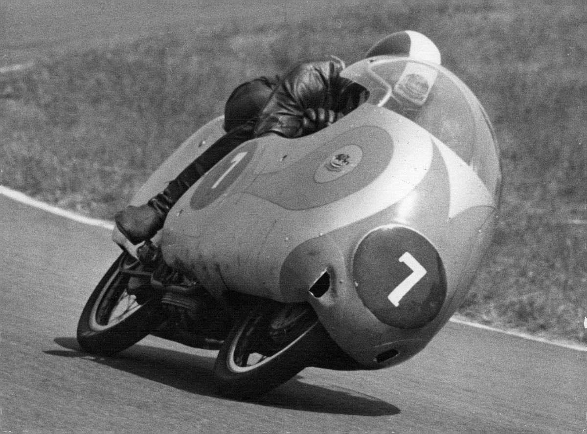 Tarquinio Provini en un GP de 125 cc con la Mondial en 1957. Fuente: Maurice Büla © FIM