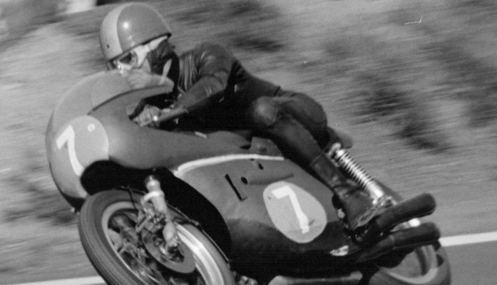 Tarquinio Provini con una Benelli de 250 cc en 1965. Fuente: Maurice Büla © FIM Tarquinio Provini con una Benelli de 250 cc en 1965. Fuente: Maurice Büla © FIM