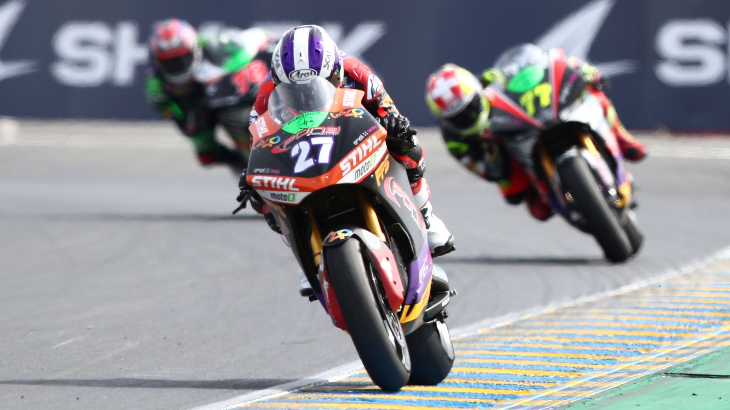 Mattia Casadei entra en meta delante de Dominique Aegerter e Hikari Okubo en Le Mans