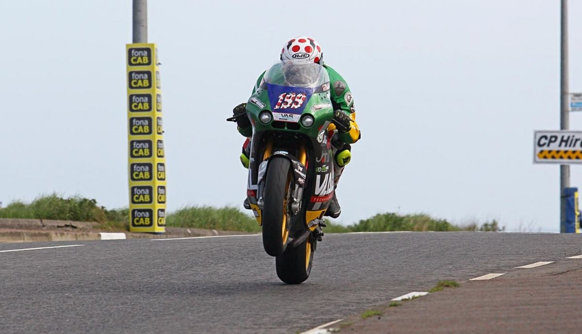 El francés Pierre Yves Bian se quedó la victoria en la primera de Supertwin en la NW200 2022