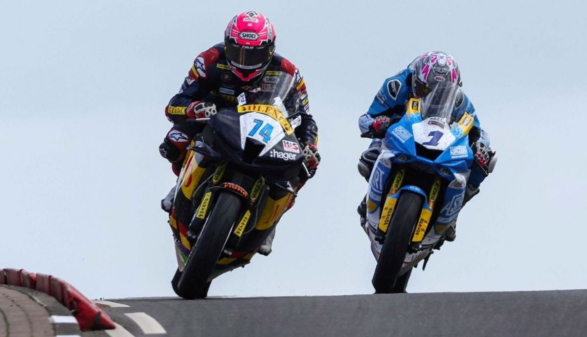 Davey Todd y Lee Johnston pelean por la victoria en Supersport