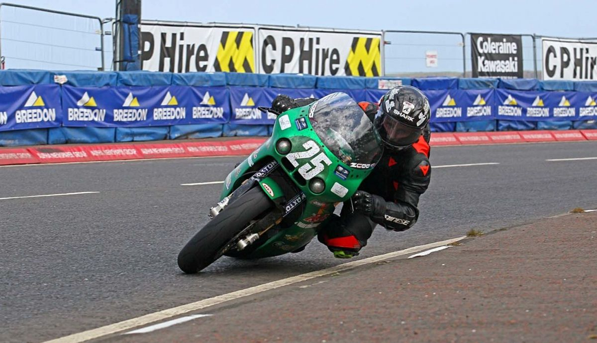 Joe Loughlin se quedó el triunfo en la segunda de Supertwin de la NW200 2022