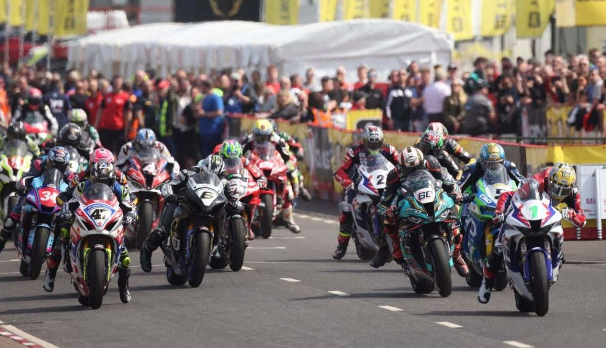 Glenn Irwin arranca primero en Superbike ante Peter Hickman, Dean Harrison y Richard Cooper