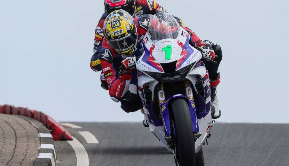 Glenn Irwin, en la imagen seguido por Davey Todd, logró el doblete en Superbike en la NW200 2022