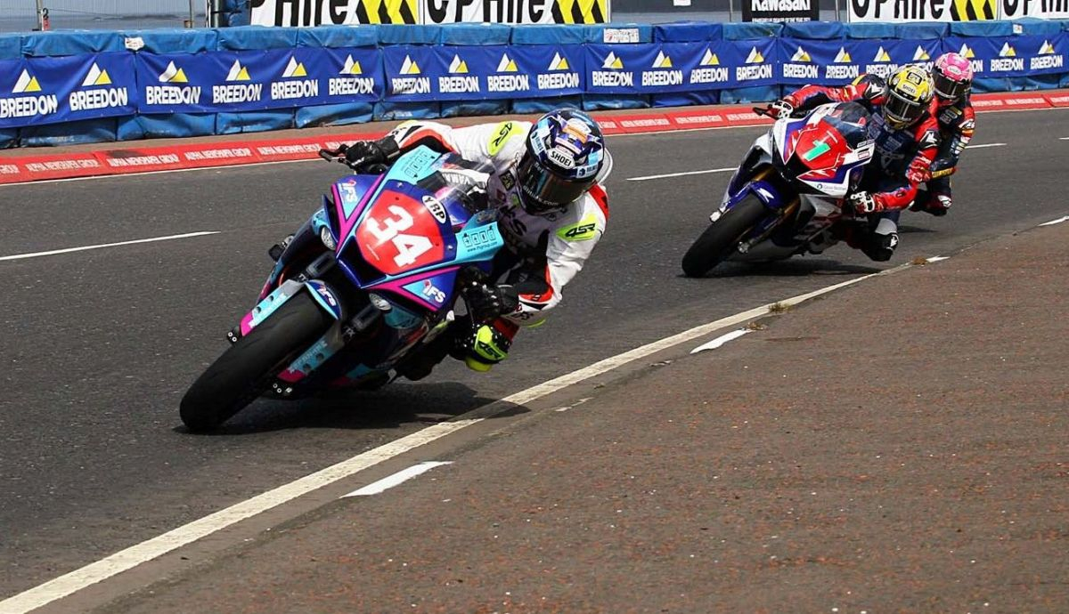 Alastair Seeley seguido por Glenn Irwin y Davey Todd al inicio de la segunda de STK en la NW200 2022