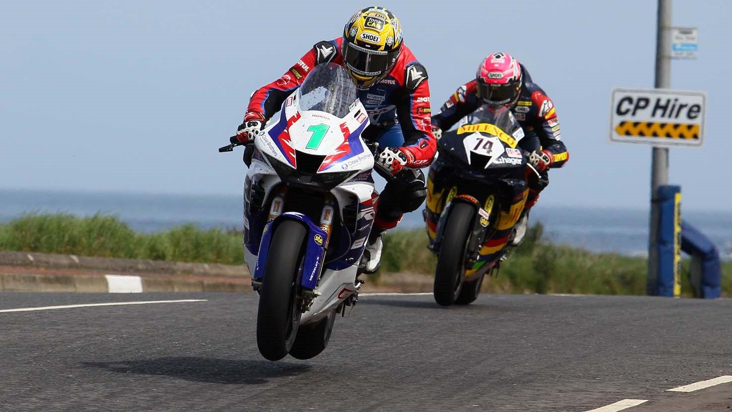Glenn Irwin trata de marcharse de Davey Todd en la primera carrera de SBK de la NW200 2022