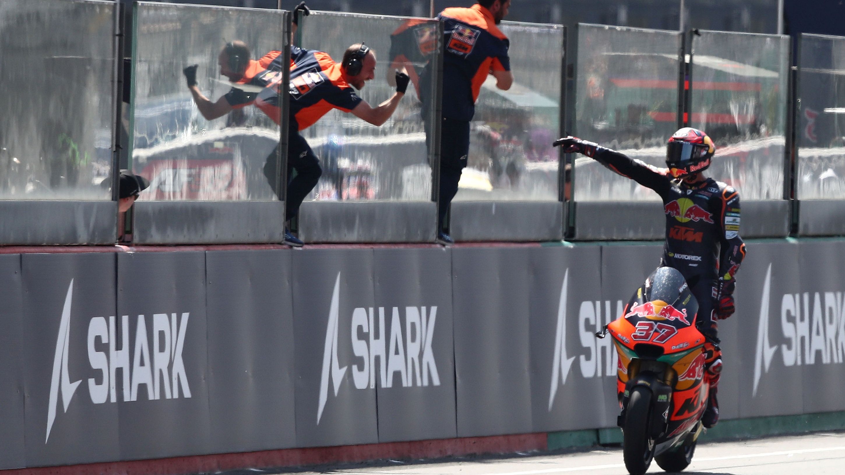 Augusto Fernández cruza la línea de meta de Le Mans como ganador