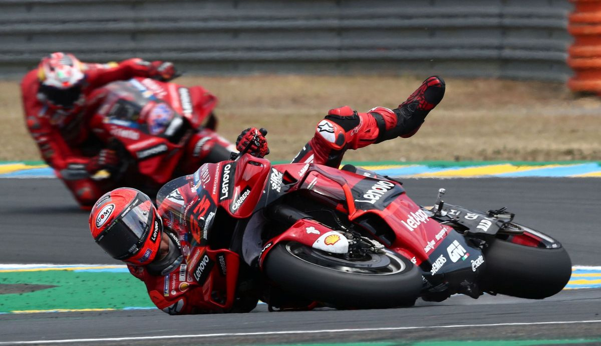 Pecco Bagnaia se cae en presencia de Jack Miller Pecco Bagnaia se cae en presencia de Jack Miller