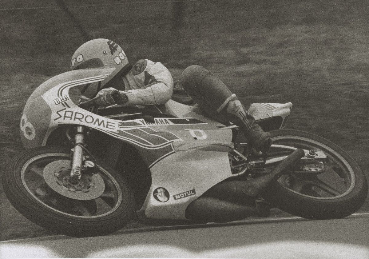 Takazumi Katayama en la Yamaha con la que fue campeón del mundo de 350 cc en 1977. Fuente: Maurice Büla © FIM