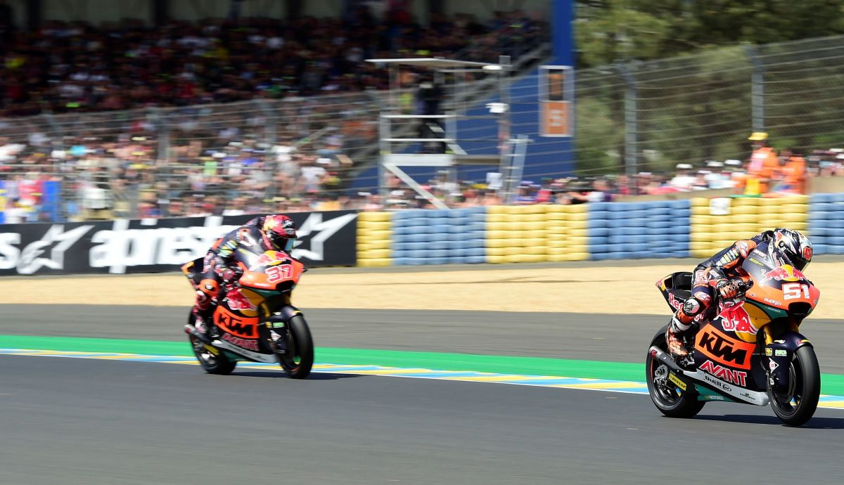 Augusto Fernández persigue a Pedro Acosta en Le Mans