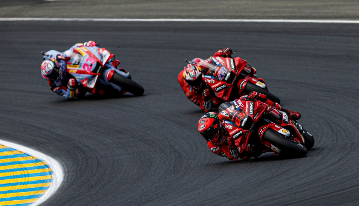 Enea Bastianini detrás de Pecco Bagnaia y Jack Miller