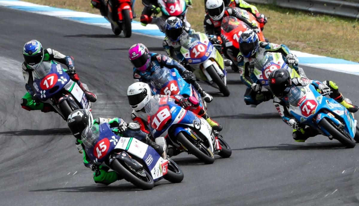 Álex Longarela seguido por Pablo Olivares en PreMoto3 Álex Longarela seguido por Pablo Olivares en PreMoto3