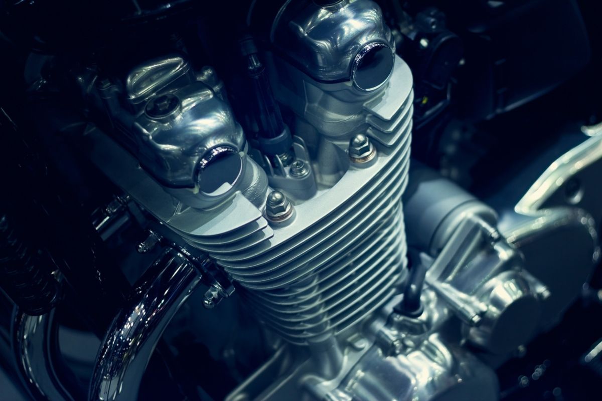 Motor de una motocicleta, en cuyo funcionamiento interviene el árbol de levas. Fuente: iStock / ipopba