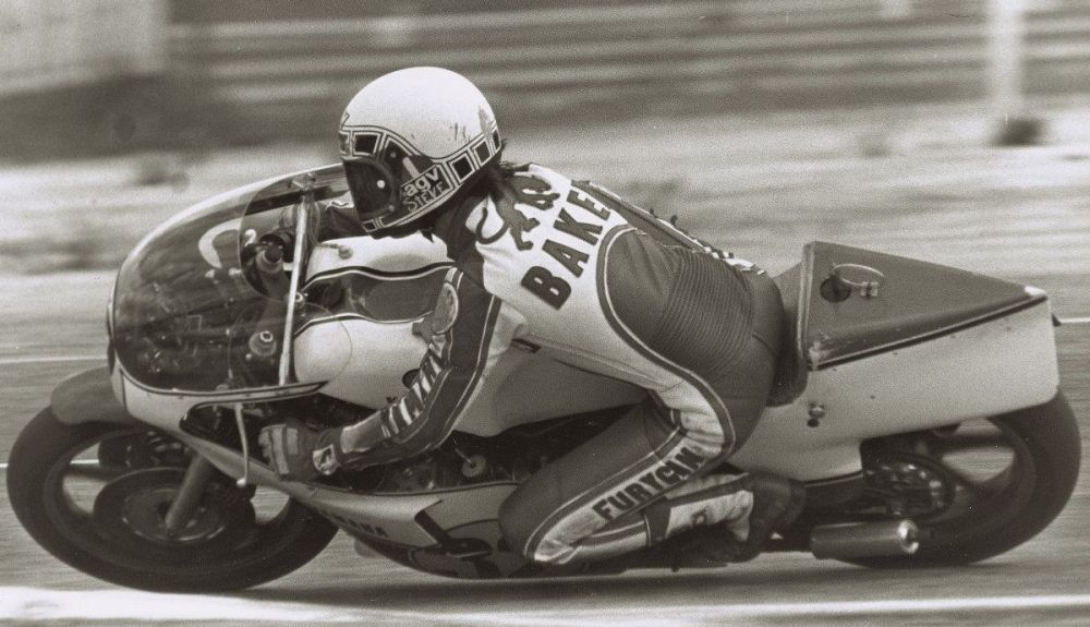 Steve Baker con Yamaha en 500 cc en 1977. Fuente: Maurice Büla © FIM Steve Baker con Yamaha en 500 cc en 1977. Fuente: Maurice Büla © FIM