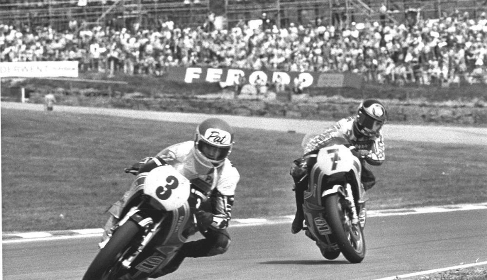 Pat Hennen por delante de Barry Sheene en 1977 en un GP de 500 cc en Hockenheim. Fuente: Maurice Büla © FIM Pat Hennen por delante de Barry Sheene en 1977 en un GP de 500 cc en Hockenheim. Fuente: Maurice Büla © FIM