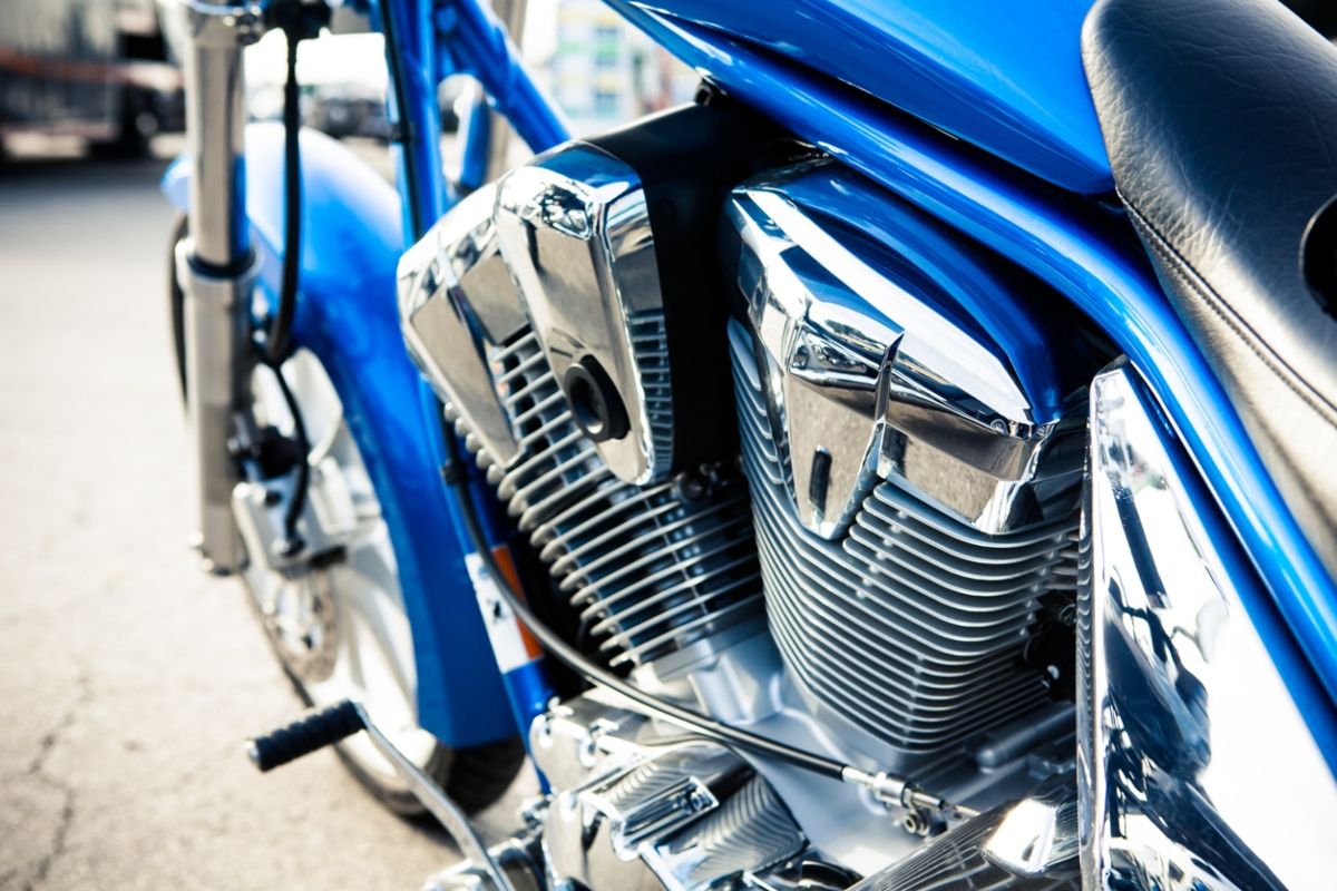 Primer plano de uno de los tipos de motores que tiene una motocicleta. Fuente: iStock / gianlucabartoli
