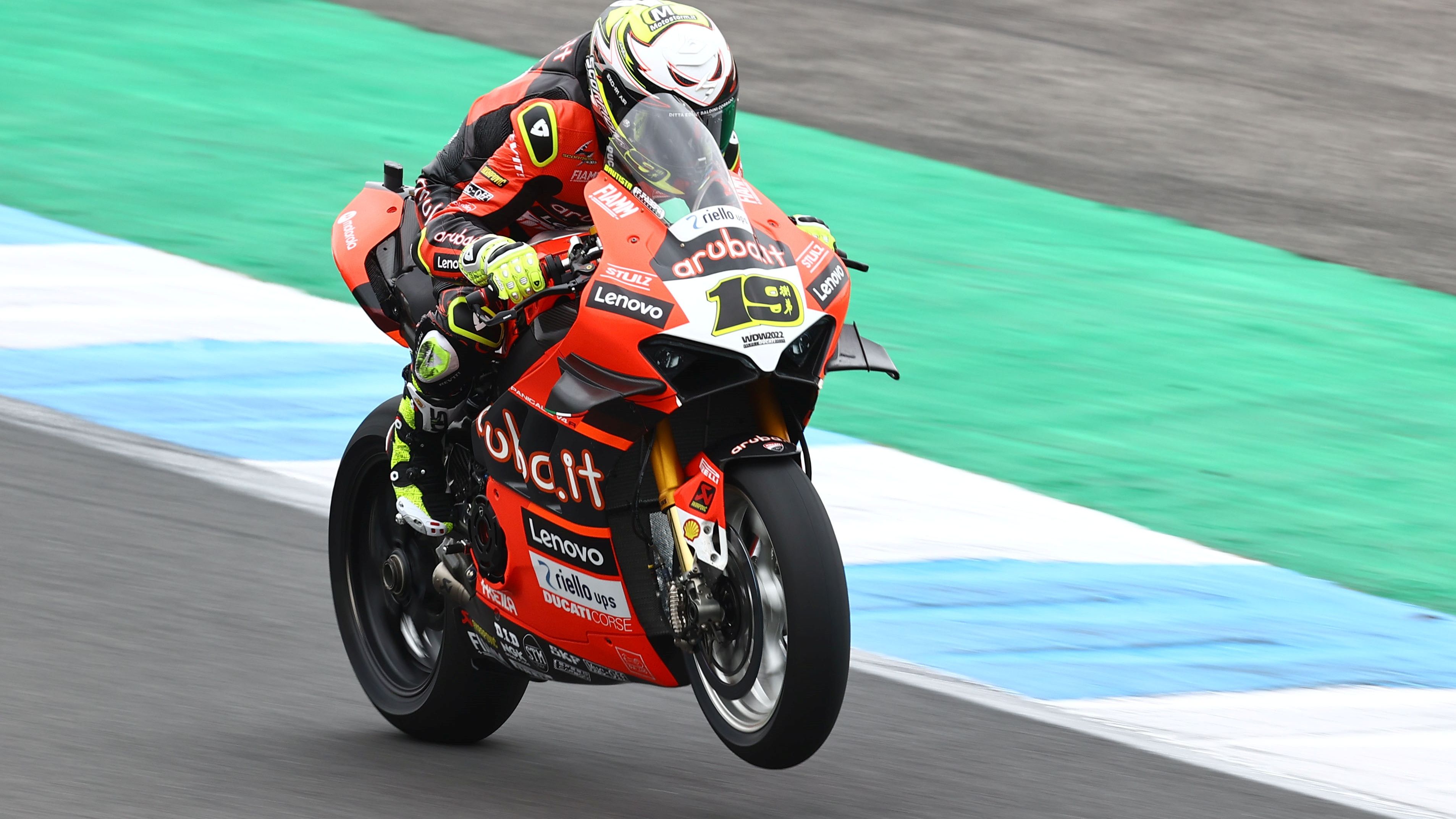 Álvaro Bautista se ha hecho con la victoria en la primera carrera de Estoril