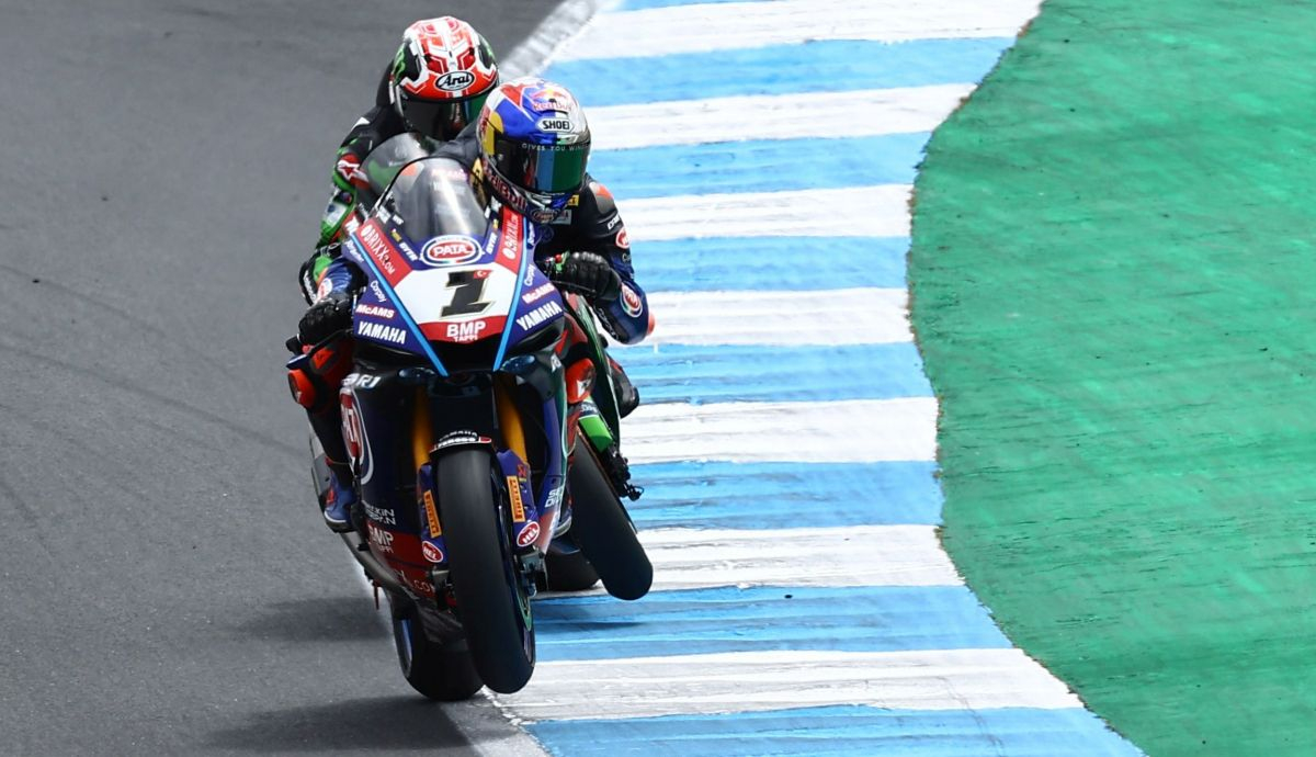 Toprak Razgatlioglu con Jonathan Rea totalmente pegado Toprak Razgatlioglu con Jonathan Rea totalmente pegado
