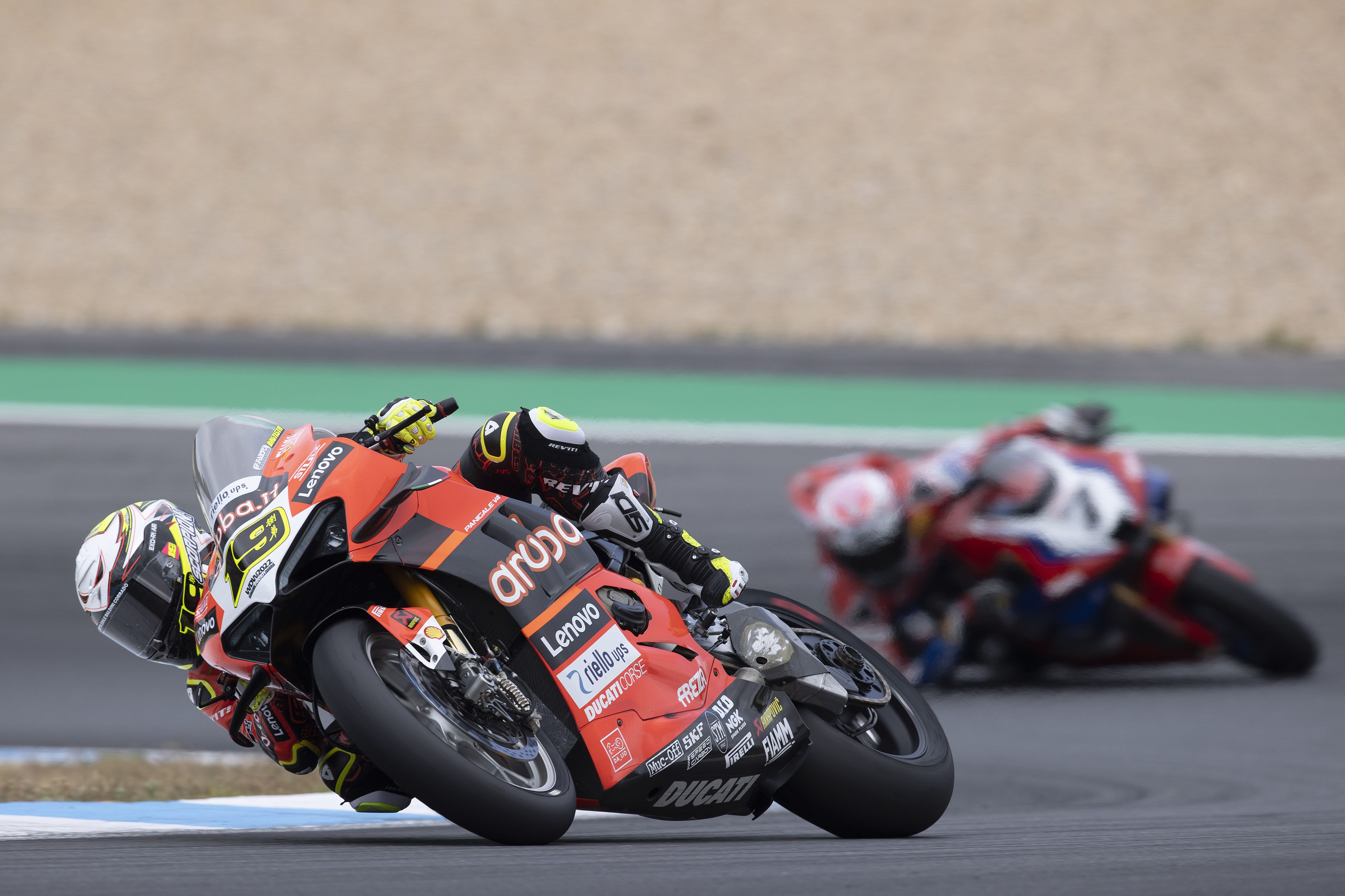 Álvaro Bautista seguido por Iker Lecuona, WSBK Estoril 2022