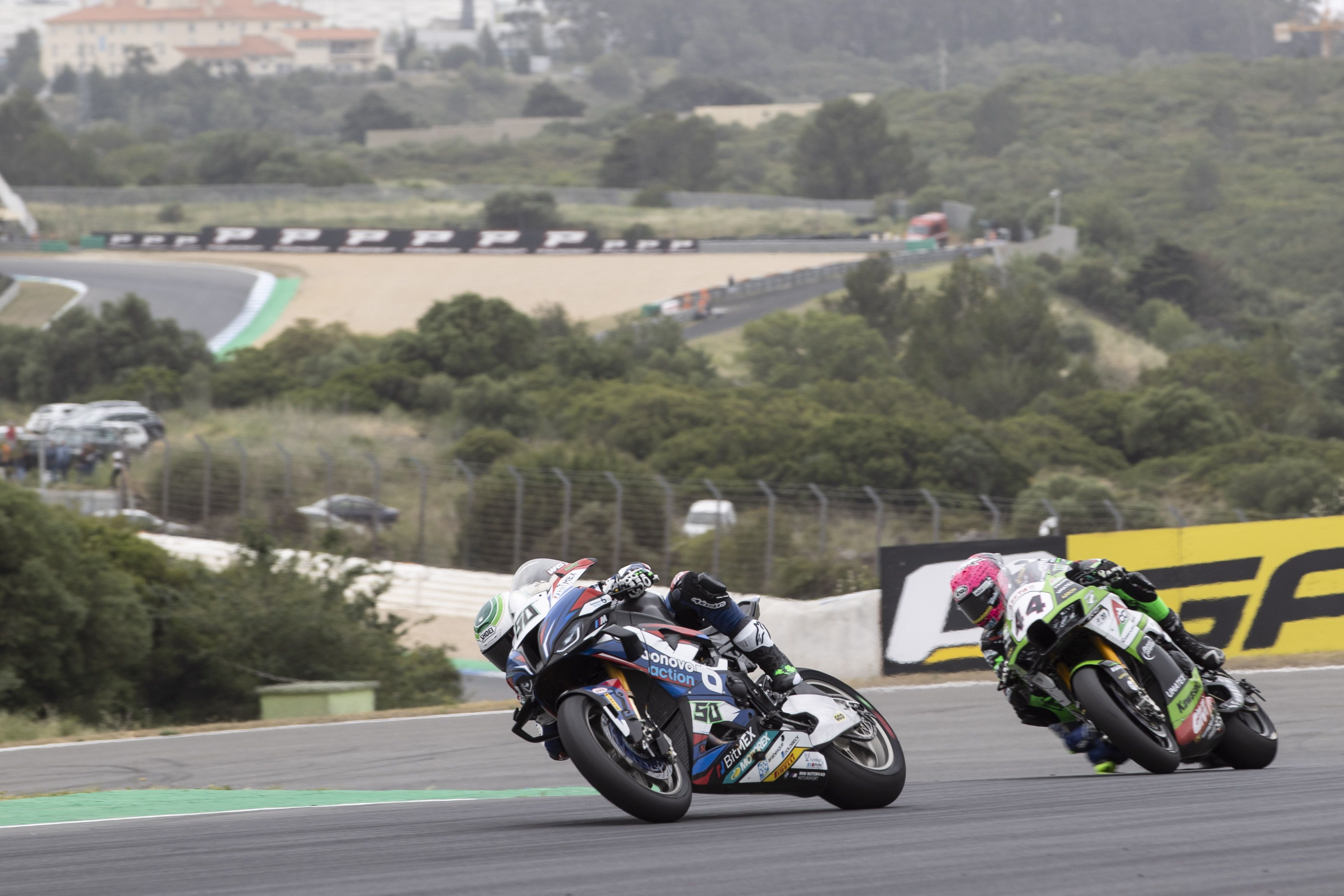 Eugene Laverty seguido por Lucas Mahias, WSBK Estoril 2022