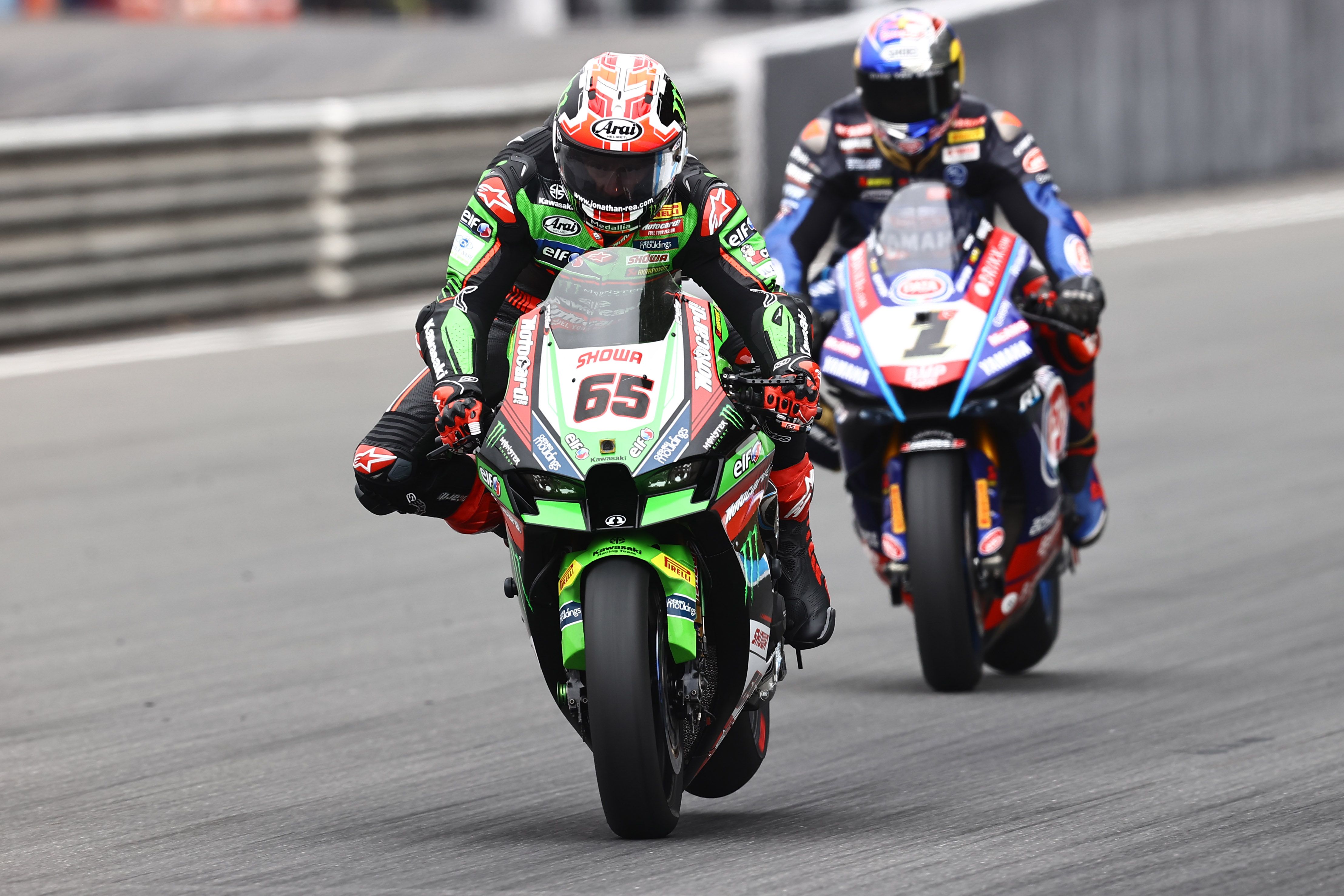 Jonathan Rea frena ante Toprak Razgatlioglu, WSBK Estoril 2022