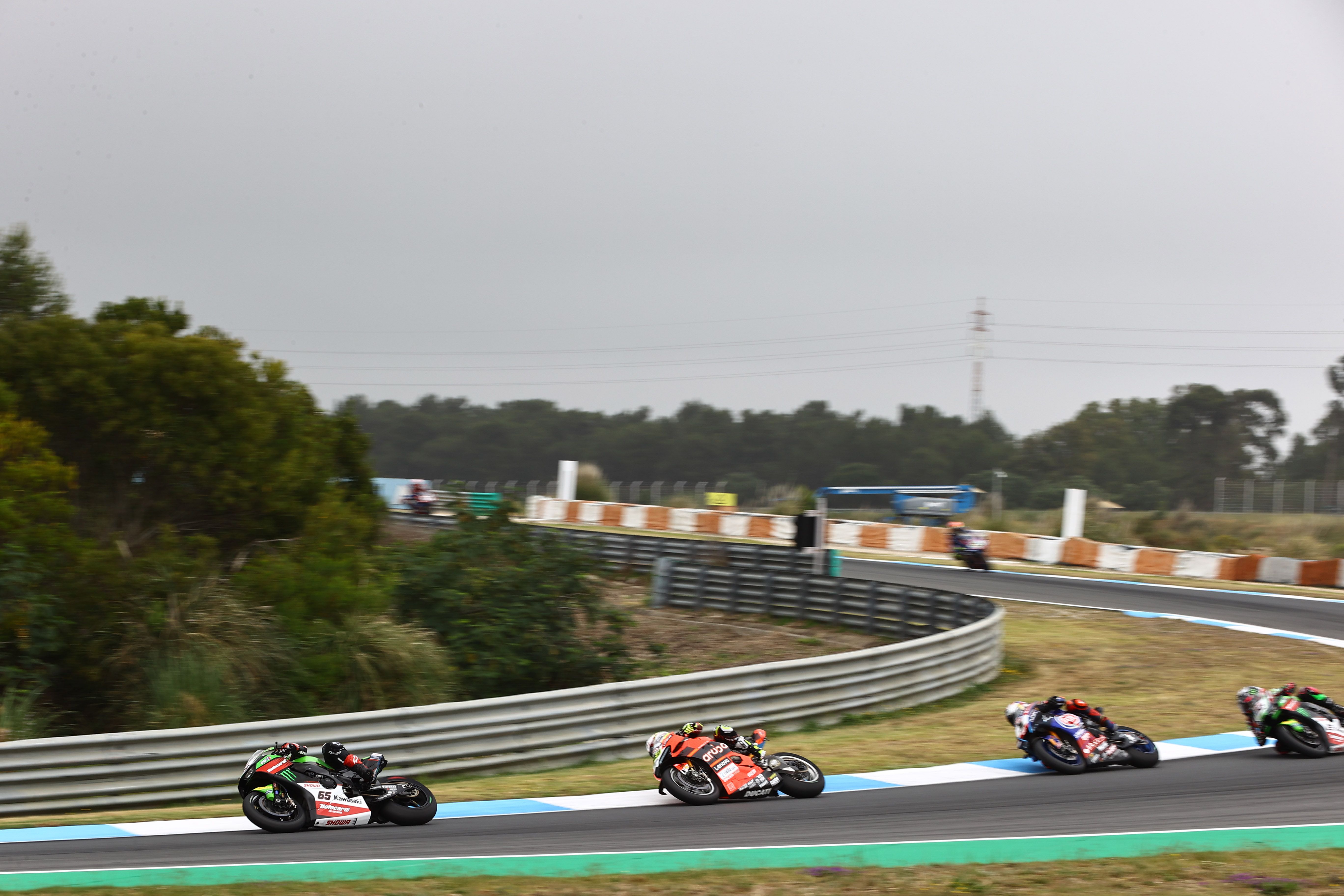 Jonathan Rea seguido por Álvaro Bautista, Toprak Razgatlioglu y Alex Lowes, WSBK Estoril 2022