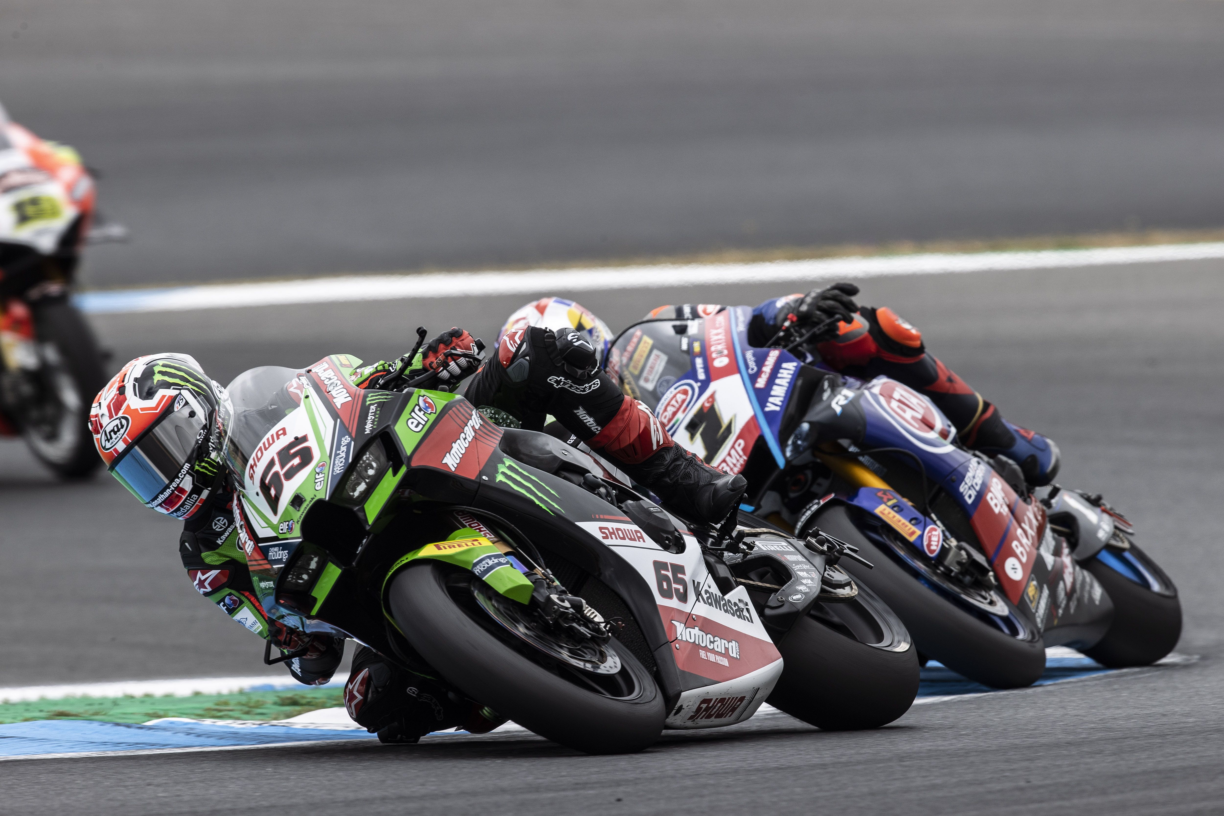 Jonathan Rea y Toprak Razgatlioglu con Álvaro Bautista al fondo, WSBK Estoril 2022