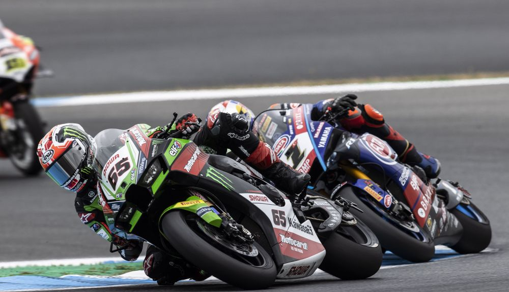 Jonathan Rea y Toprak Razgatlioglu con Álvaro Bautista al fondo, WSBK Estoril 2022