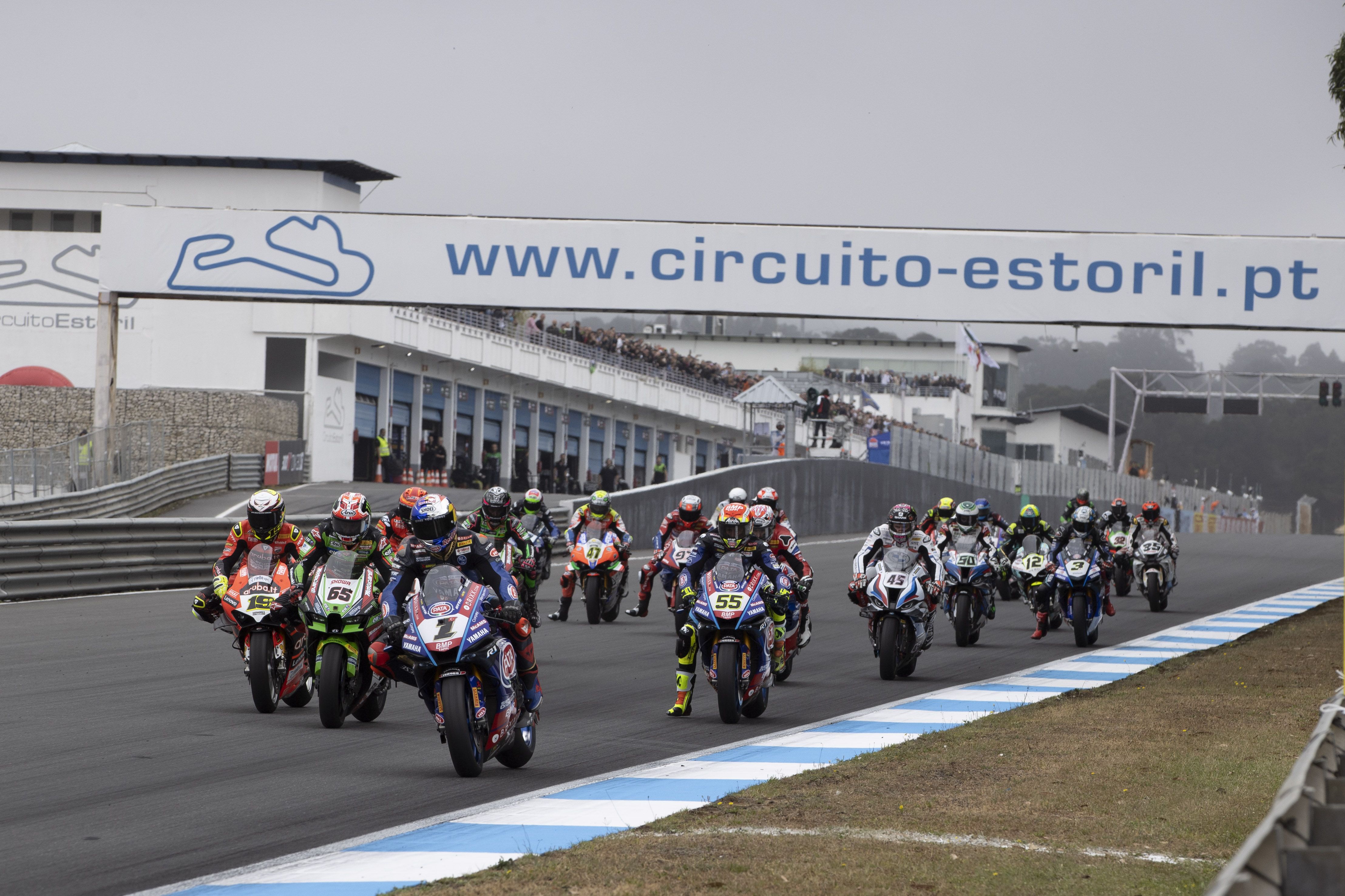 Toprak Razgatlioglu comanda en la salida, WSBK Estoril 2022