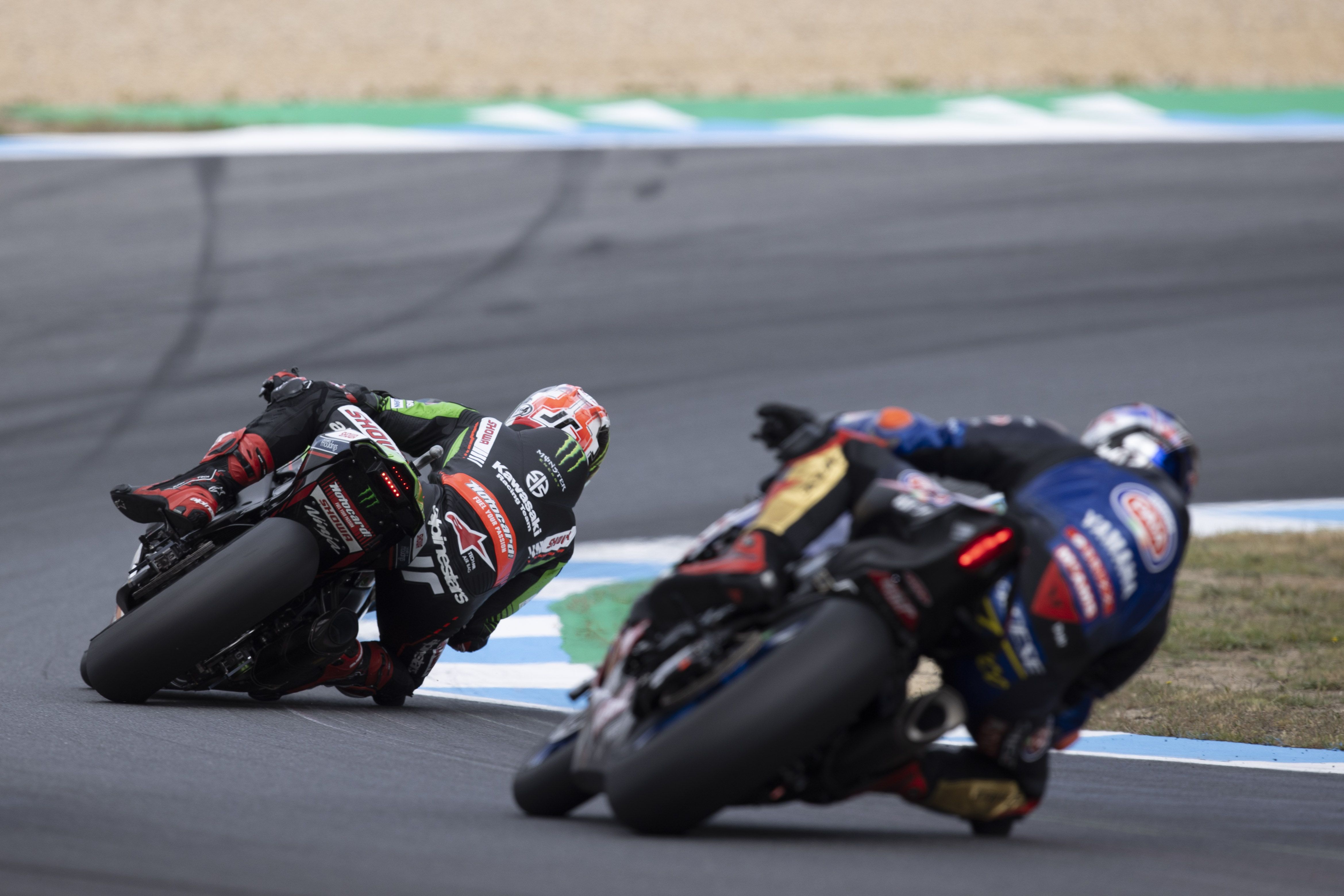 Toprak Razgatlioglu persigue a Jonathan Rea, WSBK Estoril 2022