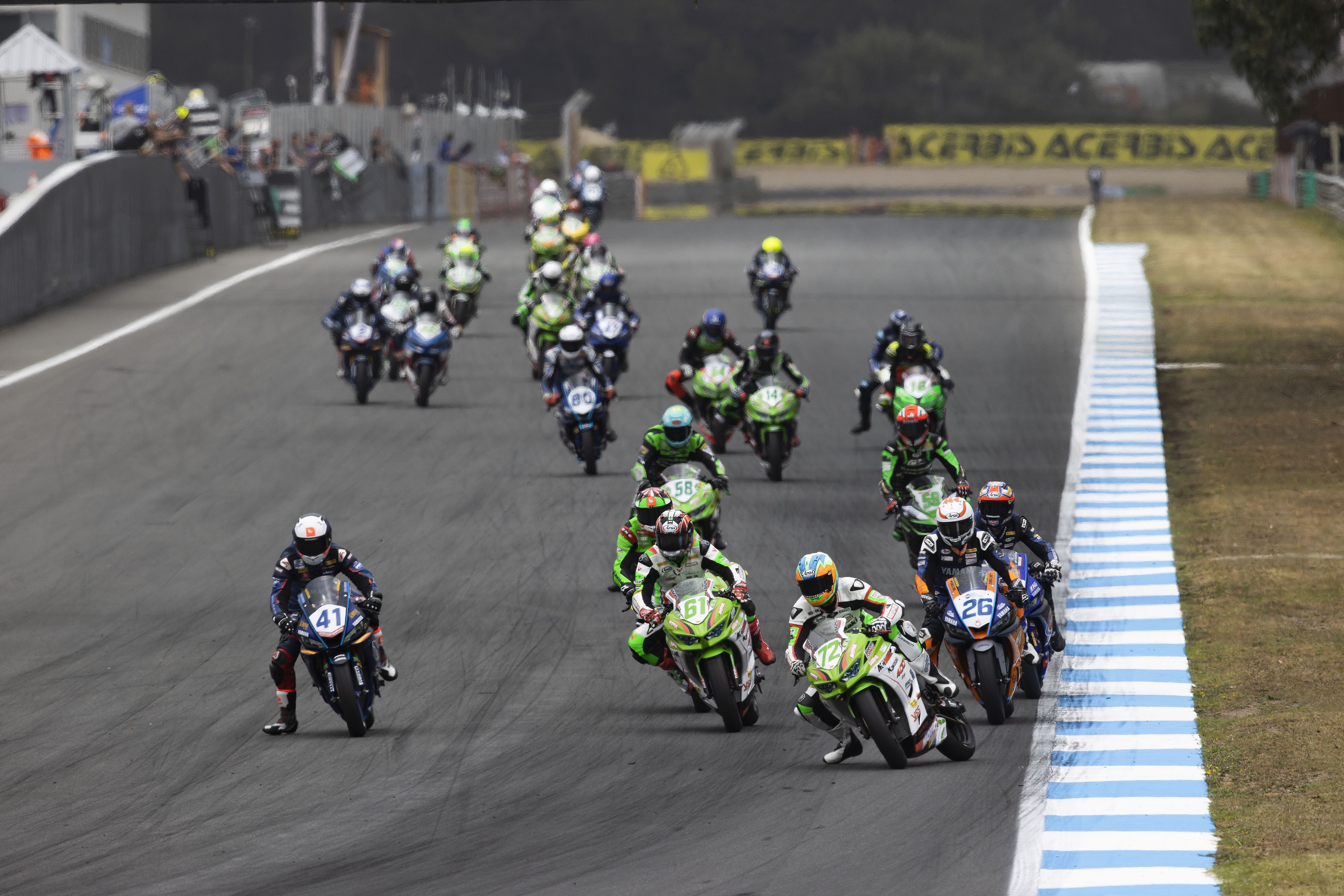 Victor Steeman cruza la moto en la frenada, SSP300 Estoril 2022