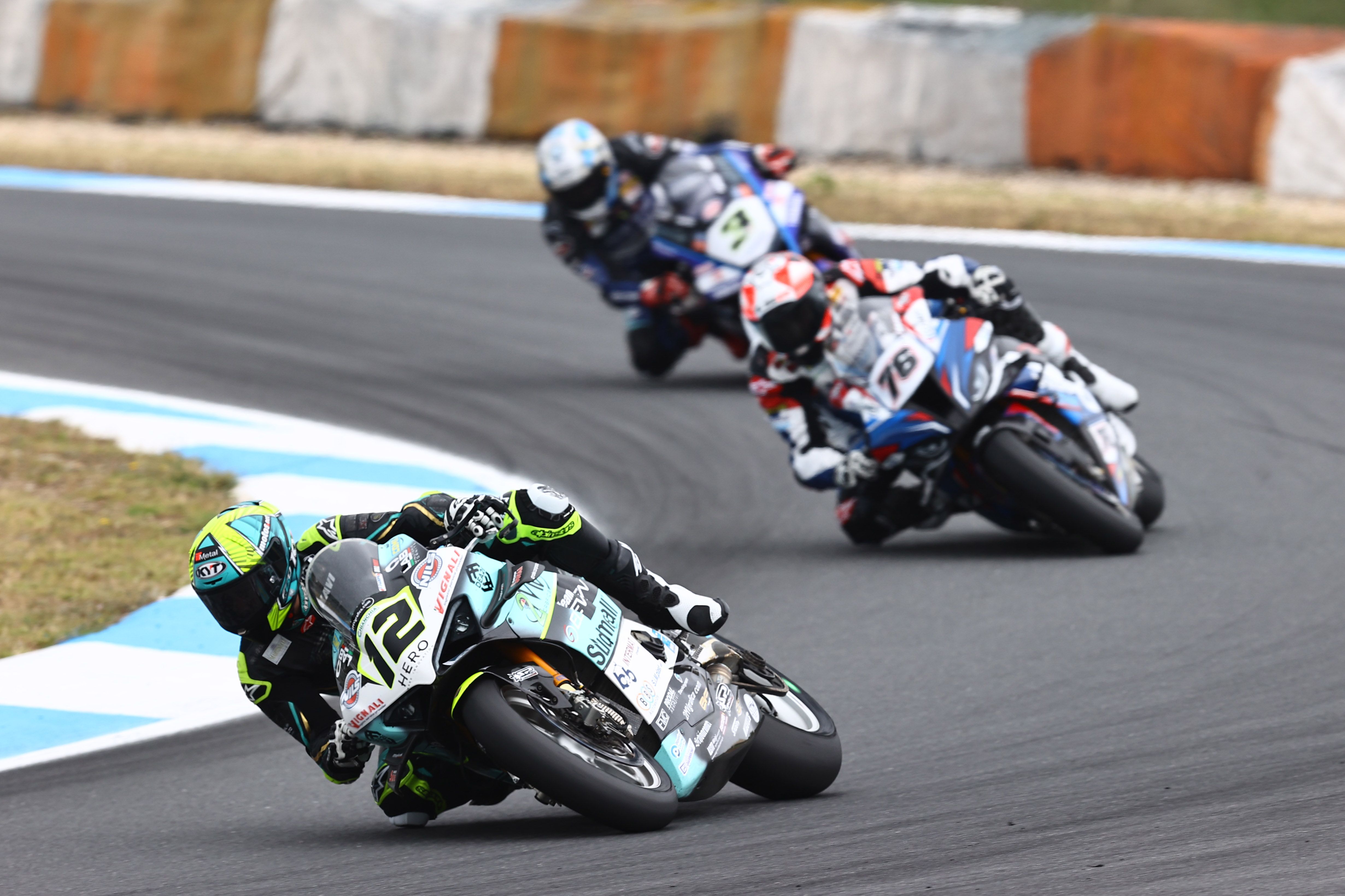 Xavi Forés seguido por Loris Baz y Kohta Nozane, WSBK Estoril 2022