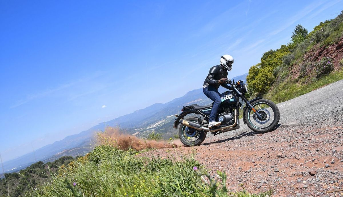 Royal Enfield Scram 411en campo Royal Enfield Scram 411en campo