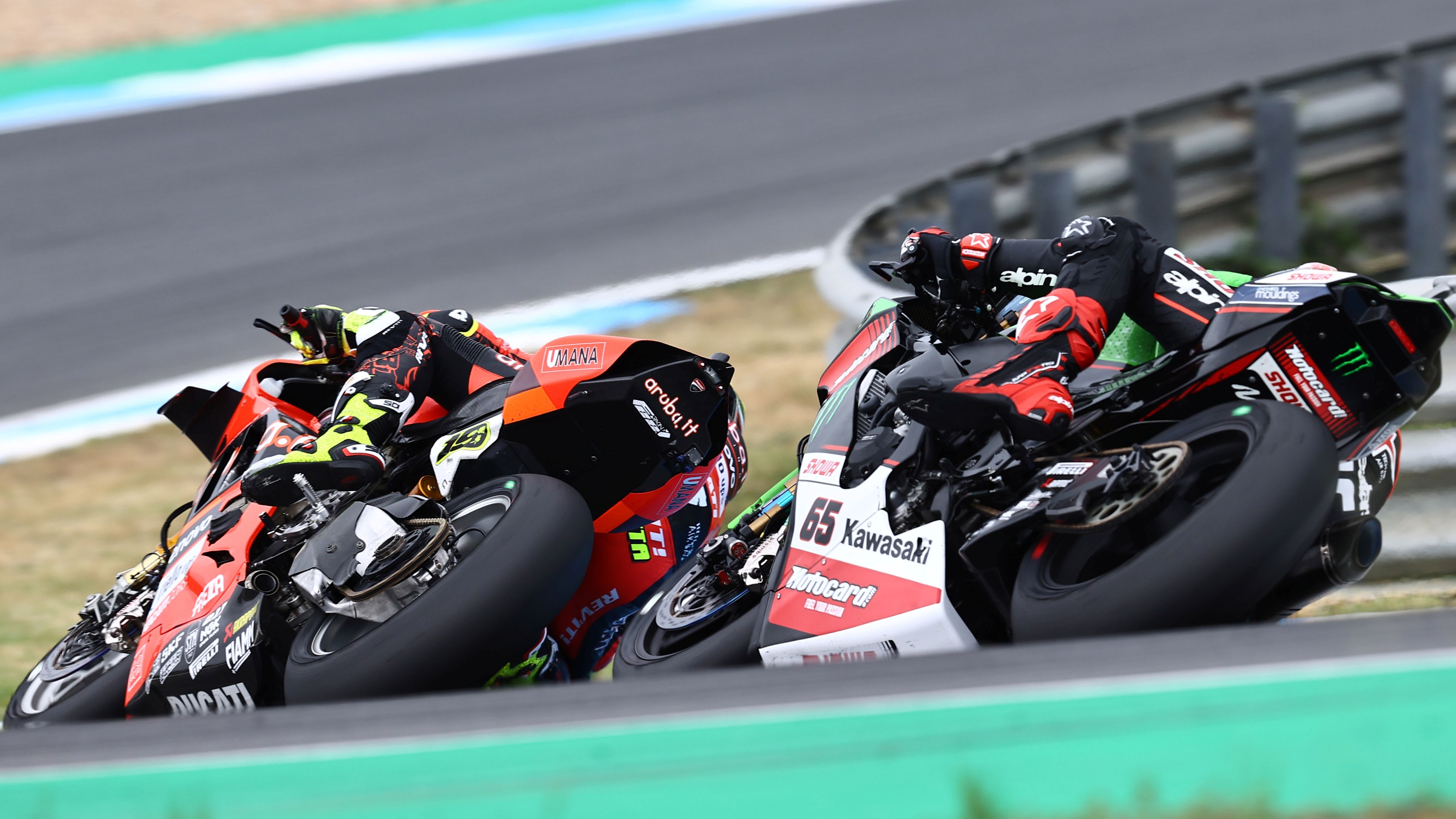 Jonathan Rea se pega a Álvaro Bautista para pasarle en la chicane de Estoril