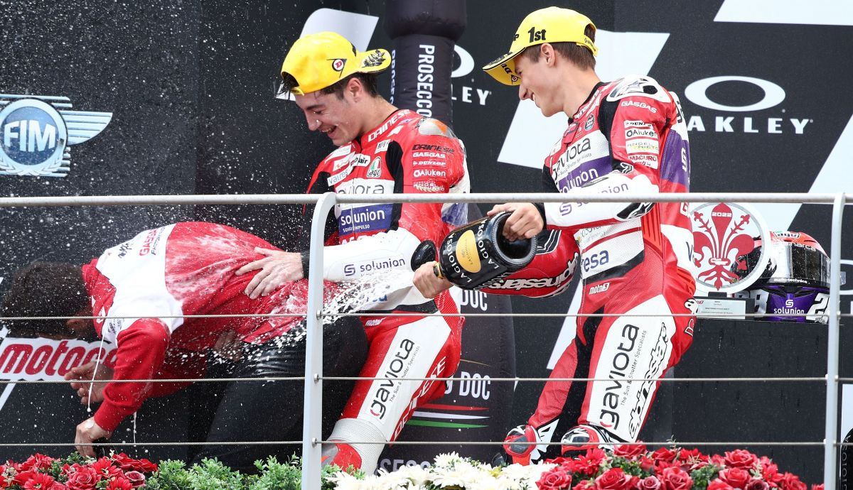 Sergio García e Izan Guevara en el podio de Mugello Sergio García e Izan Guevara en el podio de Mugello