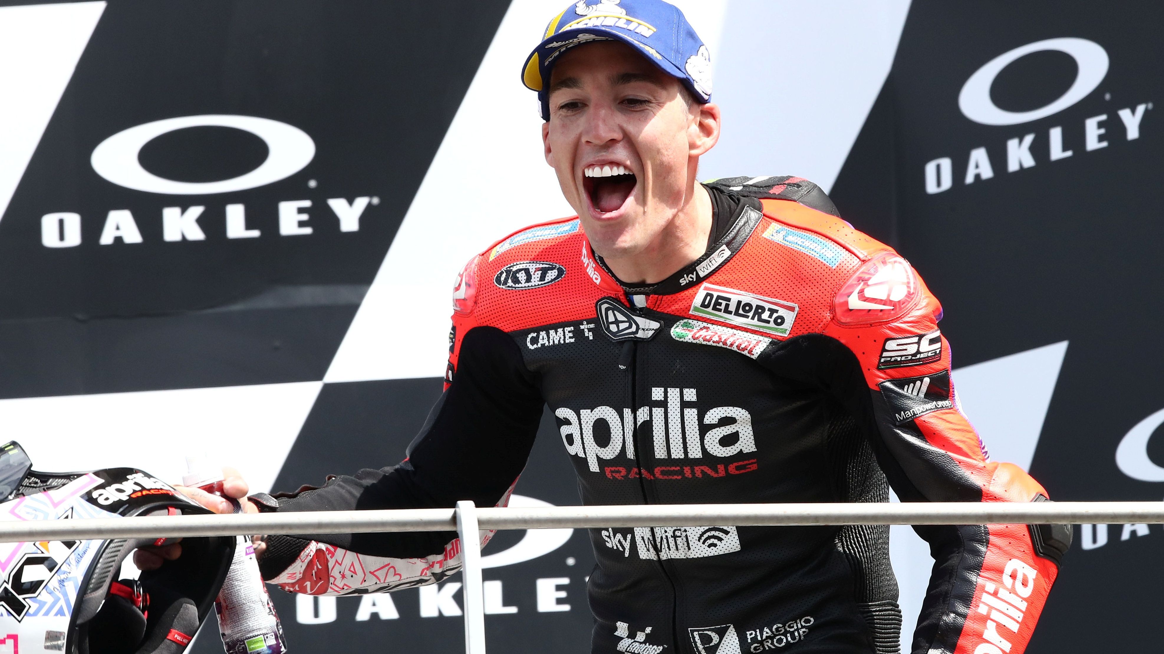 Aleix Espargaró en el podio del GP de Italia en Mugello