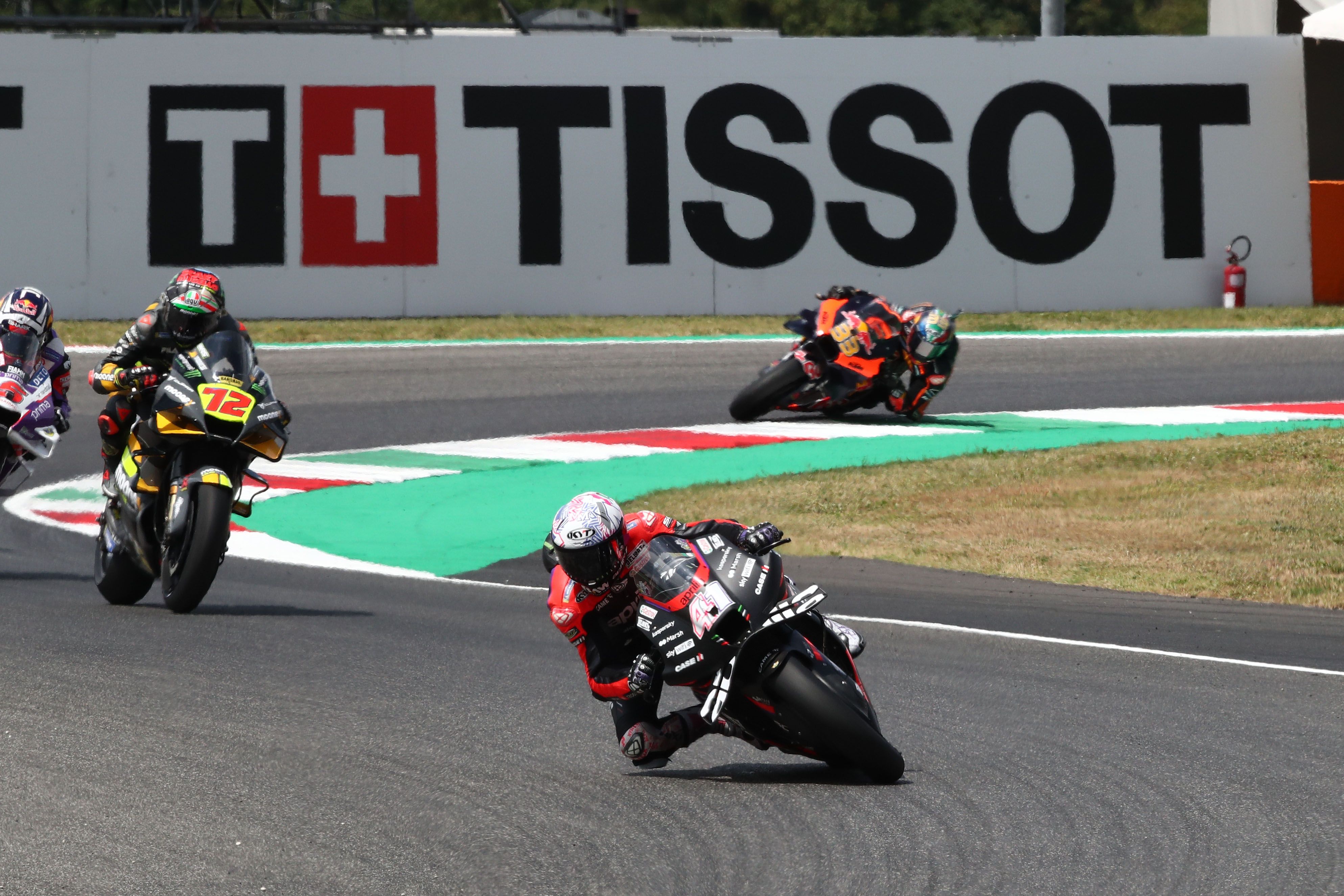 Aleix Espargaró se escapa de Marco Bezzecchi, MotoGP Mugello 2022