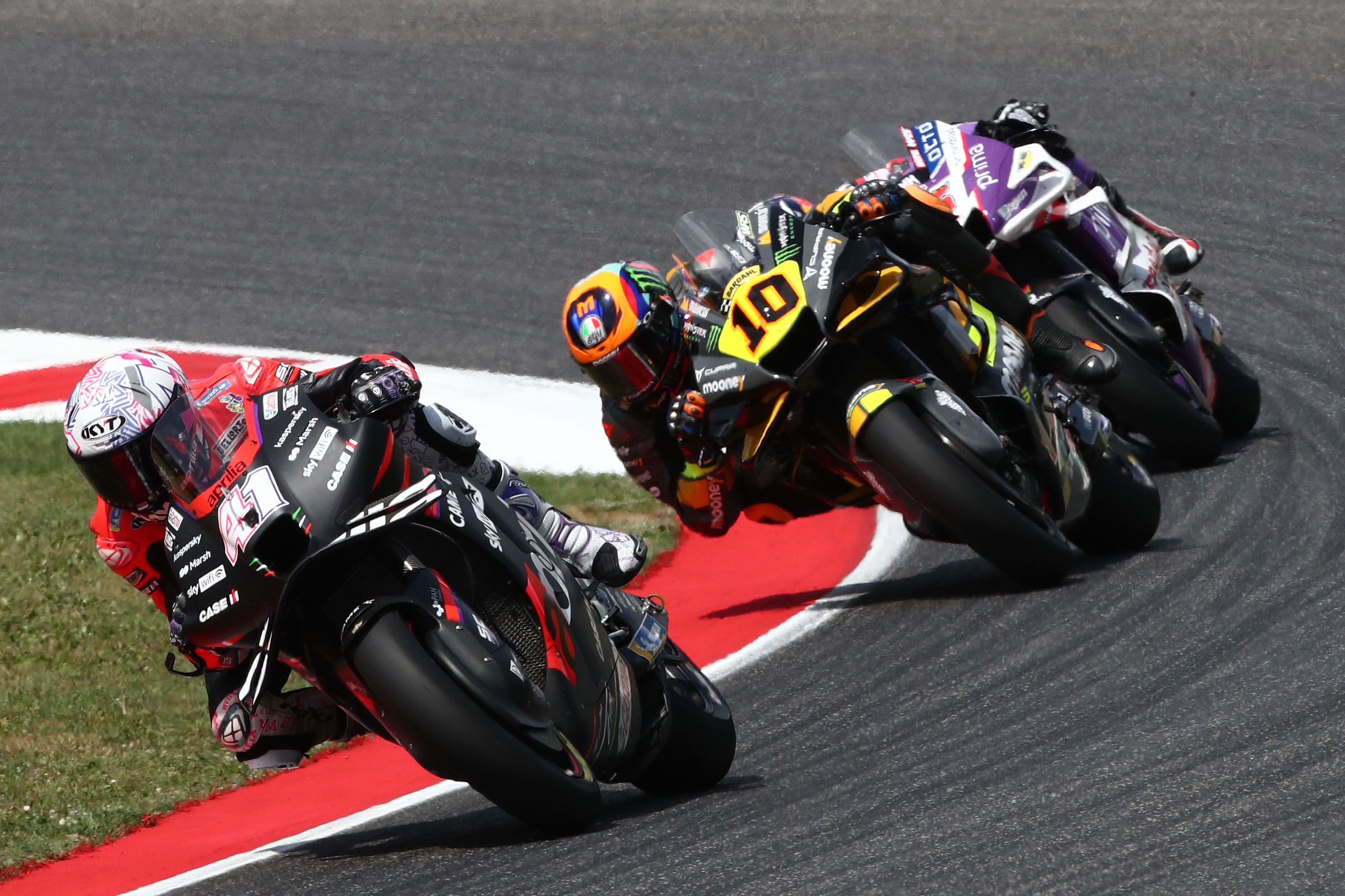 Aleix Espargaró seguido por Luca Marini y Johann Zarco, MotoGP Mugello 2022