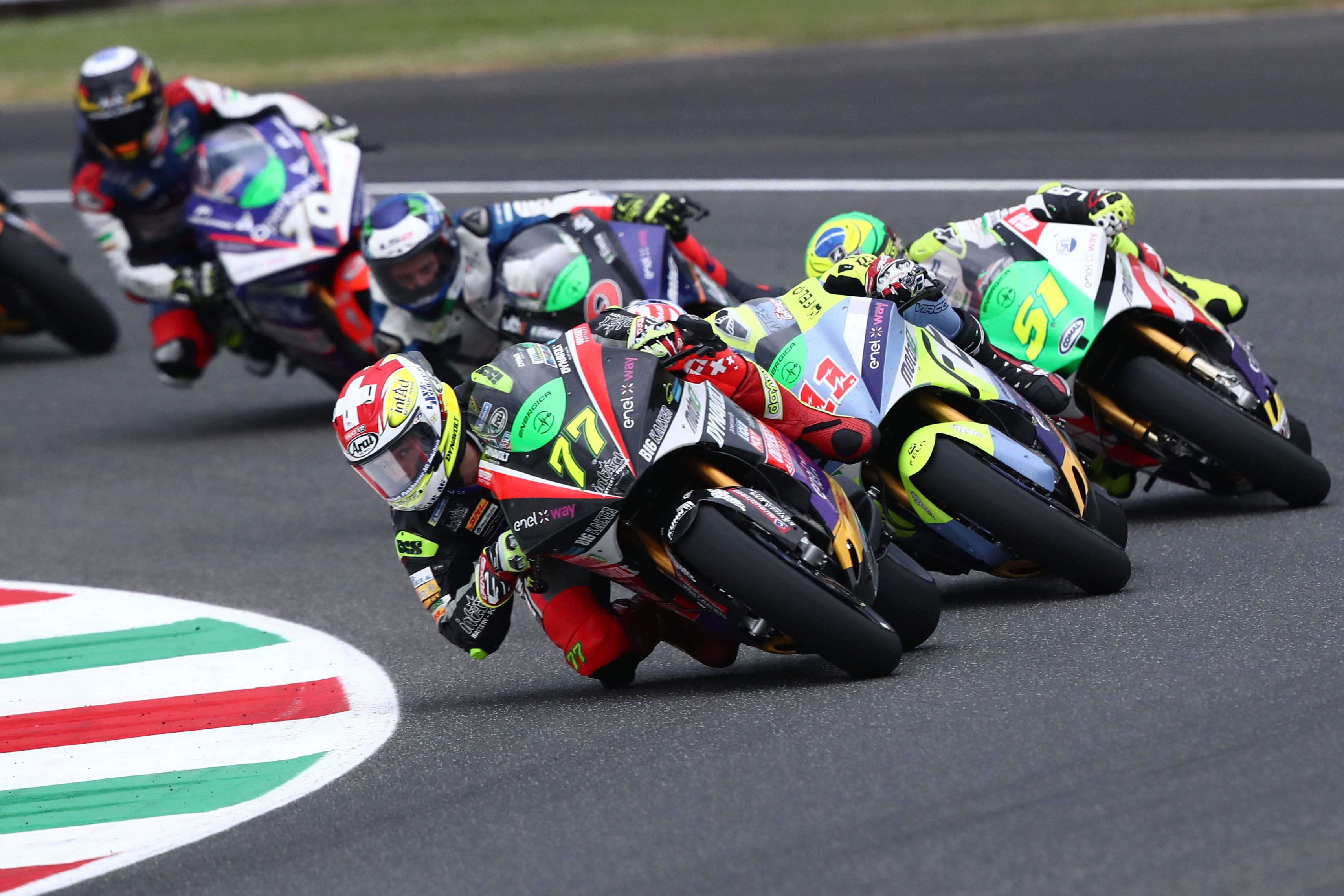 Dominique Aegerter seguido por Matteo Ferrari y Eric Granado, MotoE Mugello 2022