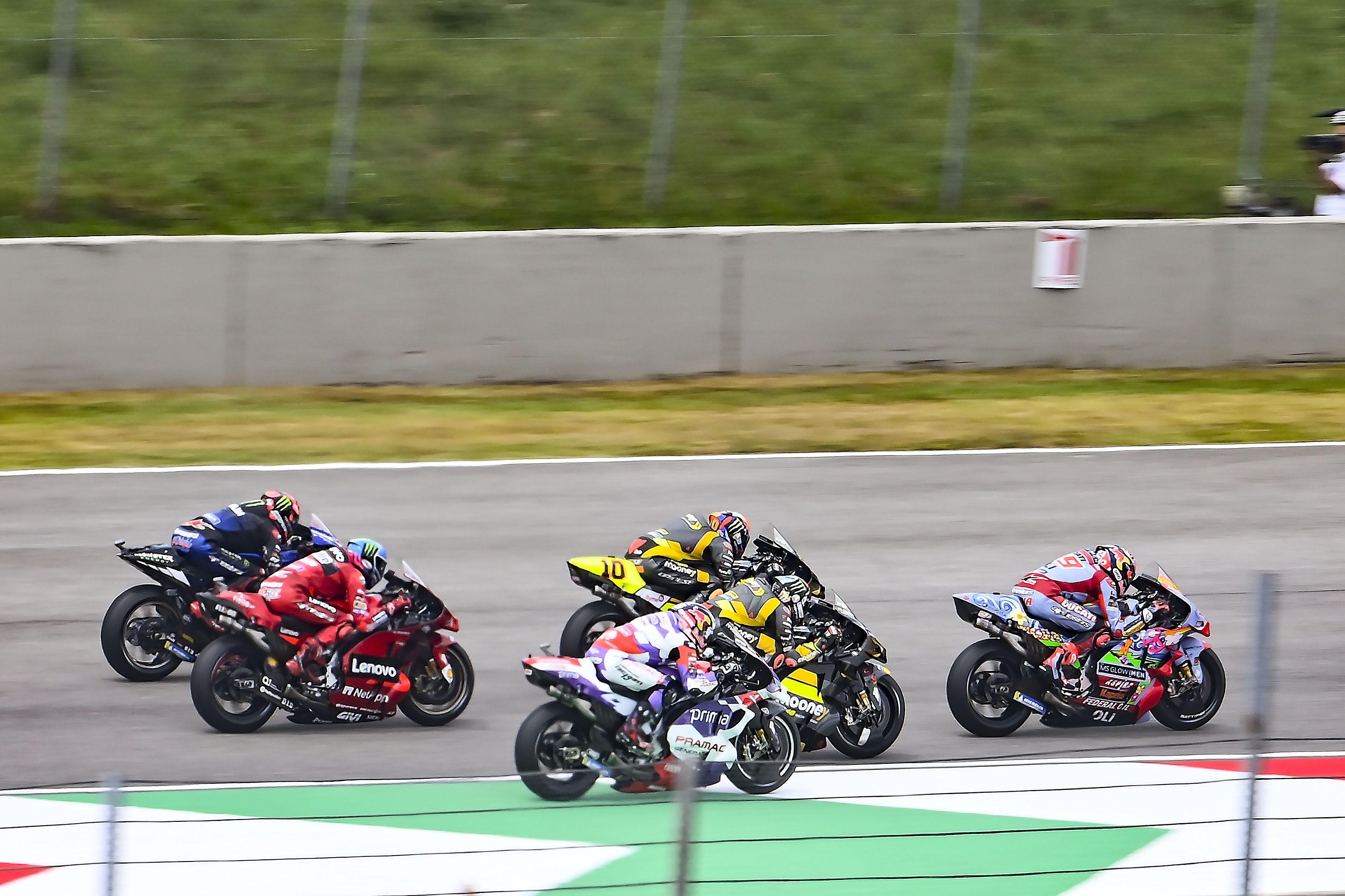 Fabio Di Giannantonio en la salida delante de Luca Marini, Marco Bezzecchi, Johann Zarco, Pecco Bagnaia y Fabio Quartararo, MotoGP Mugello 2022
