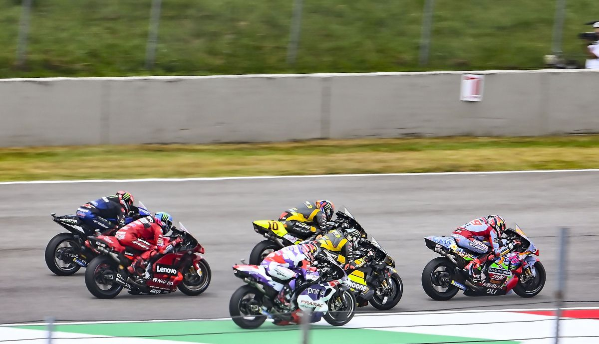 Fabio Di Giannantonio en la salida delante de Luca Marini, Marco Bezzecchi, Johann Zarco, Pecco Bagnaia y Fabio Quartararo, MotoGP Mugello 2022 Fabio Di Giannantonio en la salida delante de Luca Marini, Marco Bezzecchi, Johann Zarco, Pecco Bagnaia y Fabio Quartararo, MotoGP Mugello 2022
