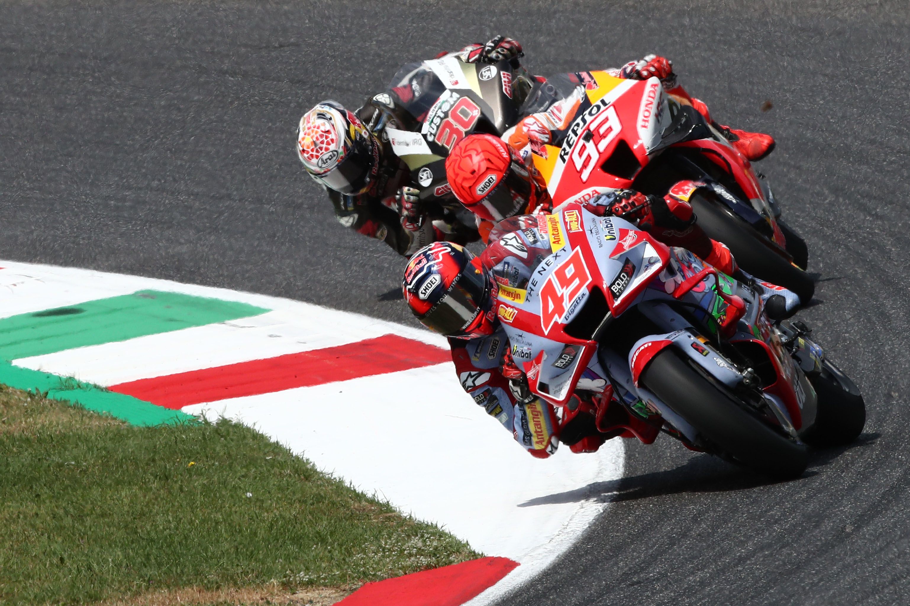 Fabio Di Giannantonio seguido por Marc Márquez y Takaaki Nakagami, MotoGP Mugello 2022