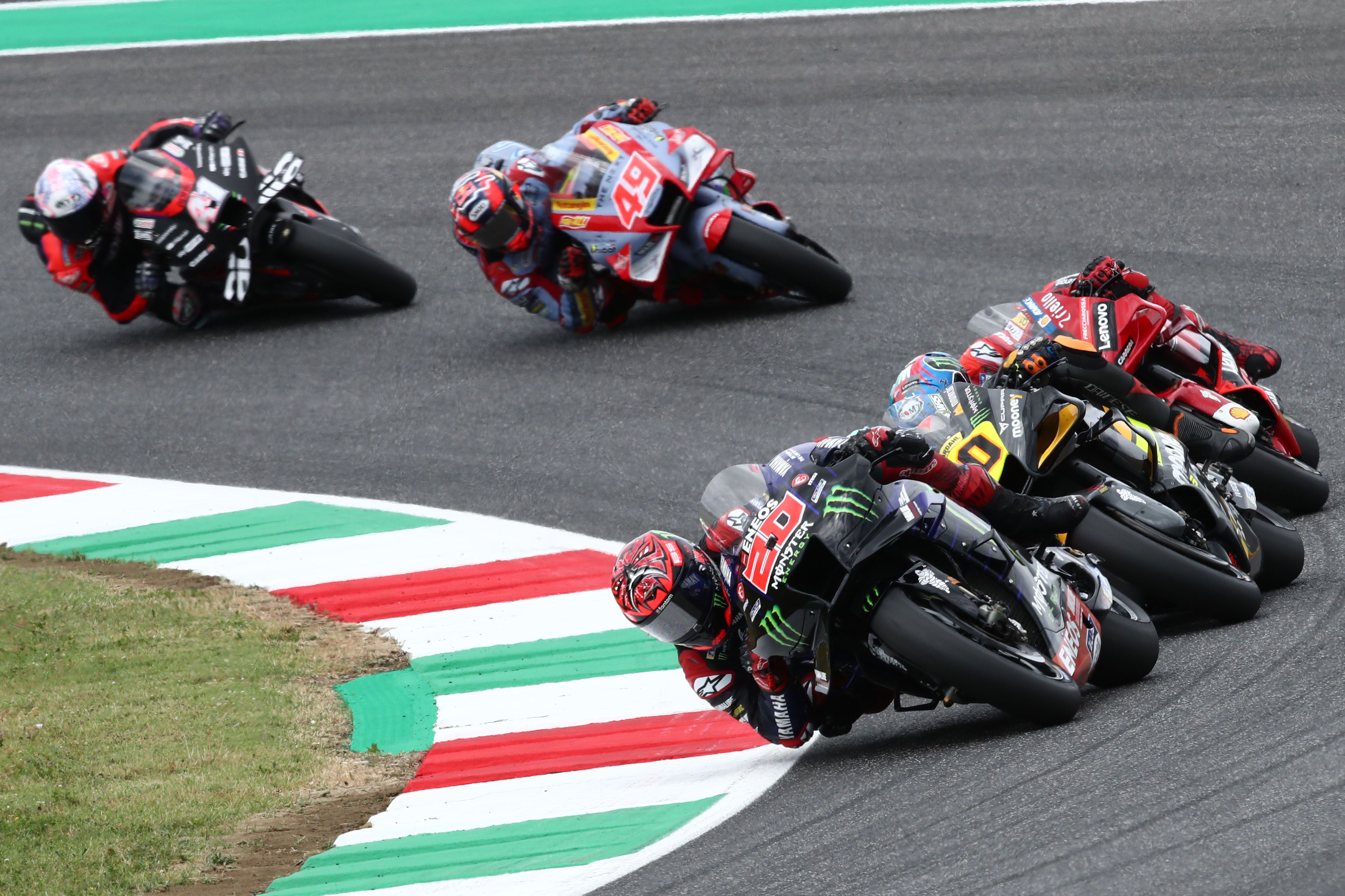 Fabio Quartararo delante de Luca Marini, Pecco Bagnaia, Fabio Di Giannantonio y Aleix Espargaró, MotoGP Mugello 2022