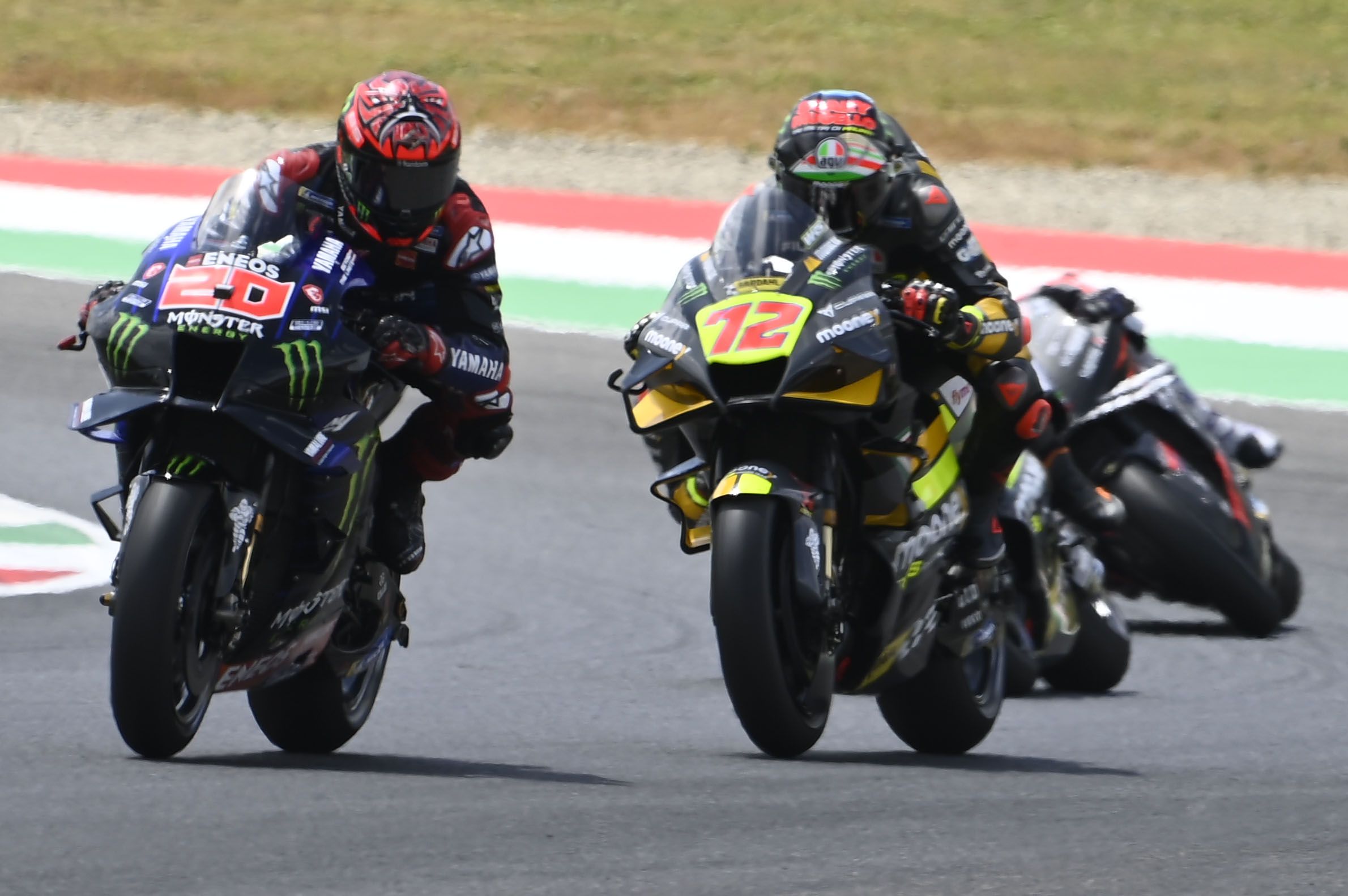 Fabio Quartararo delante de Marco Bezzecchi, MotoGP Mugello 2022