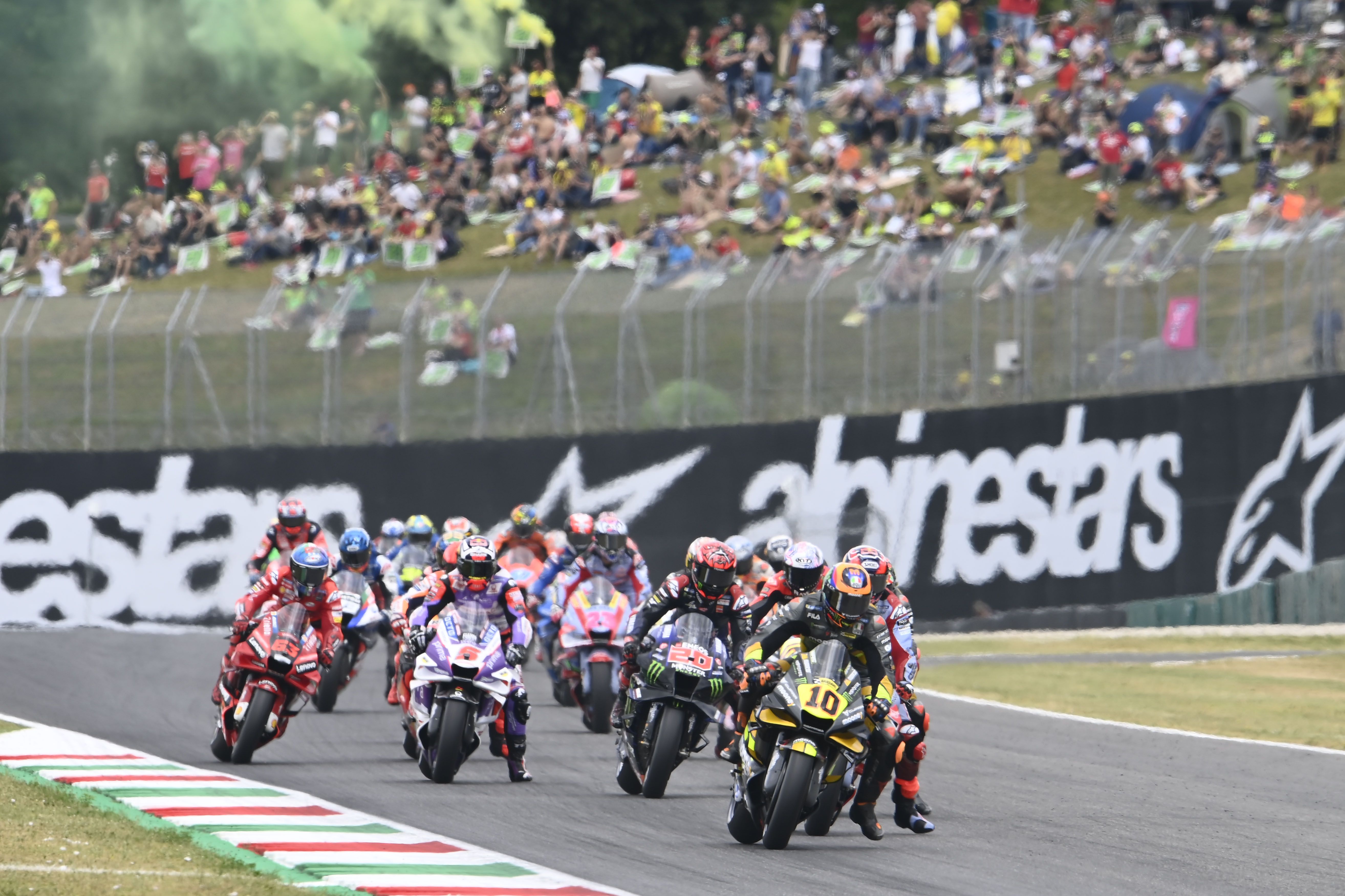 Luca Marini comanda la carrera en la salida, MotoGP Mugello 2022