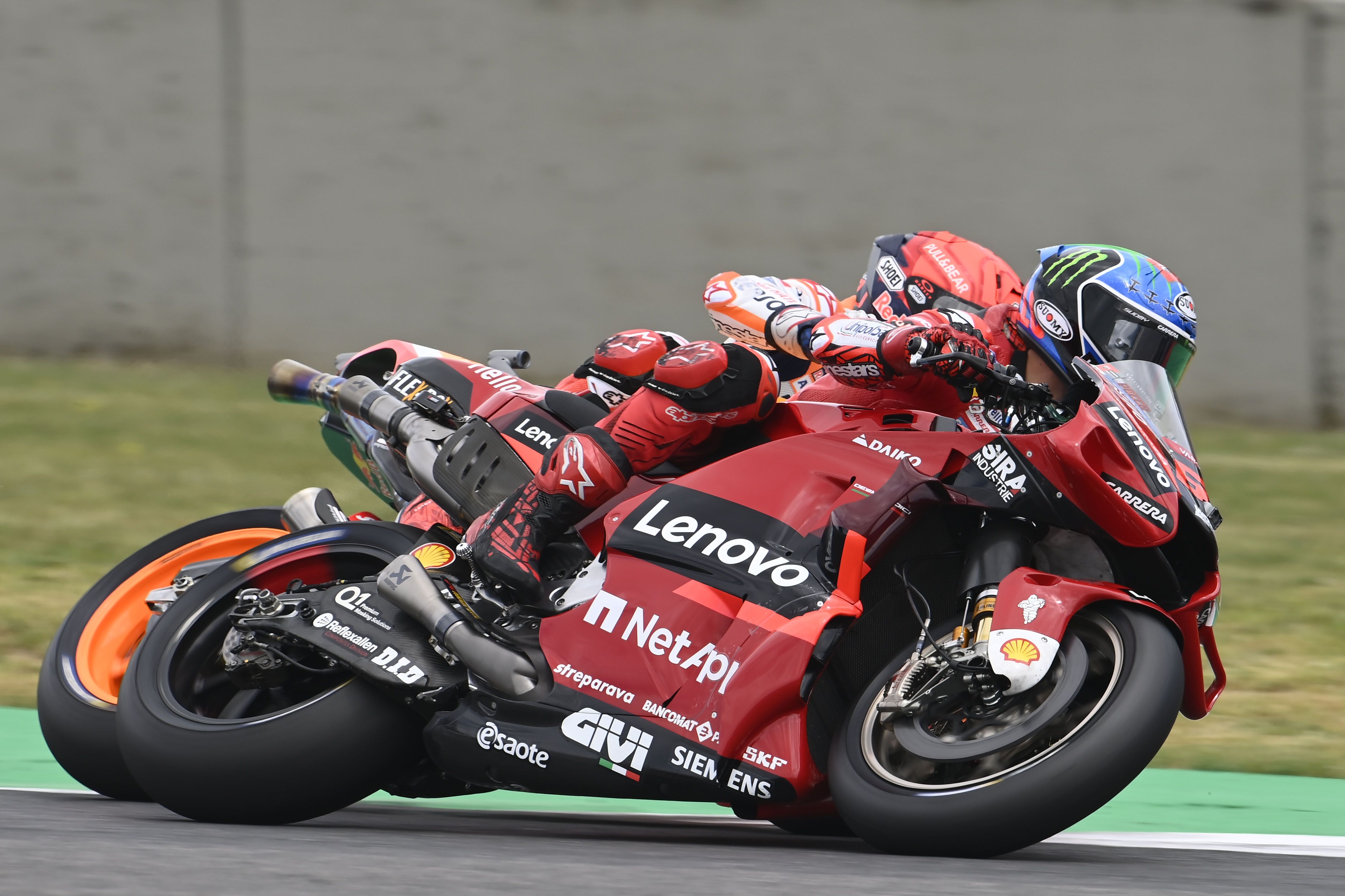 Marc Márquez se mete por el interior a Pecco Bagnaia, MotoGP Mugello 2022