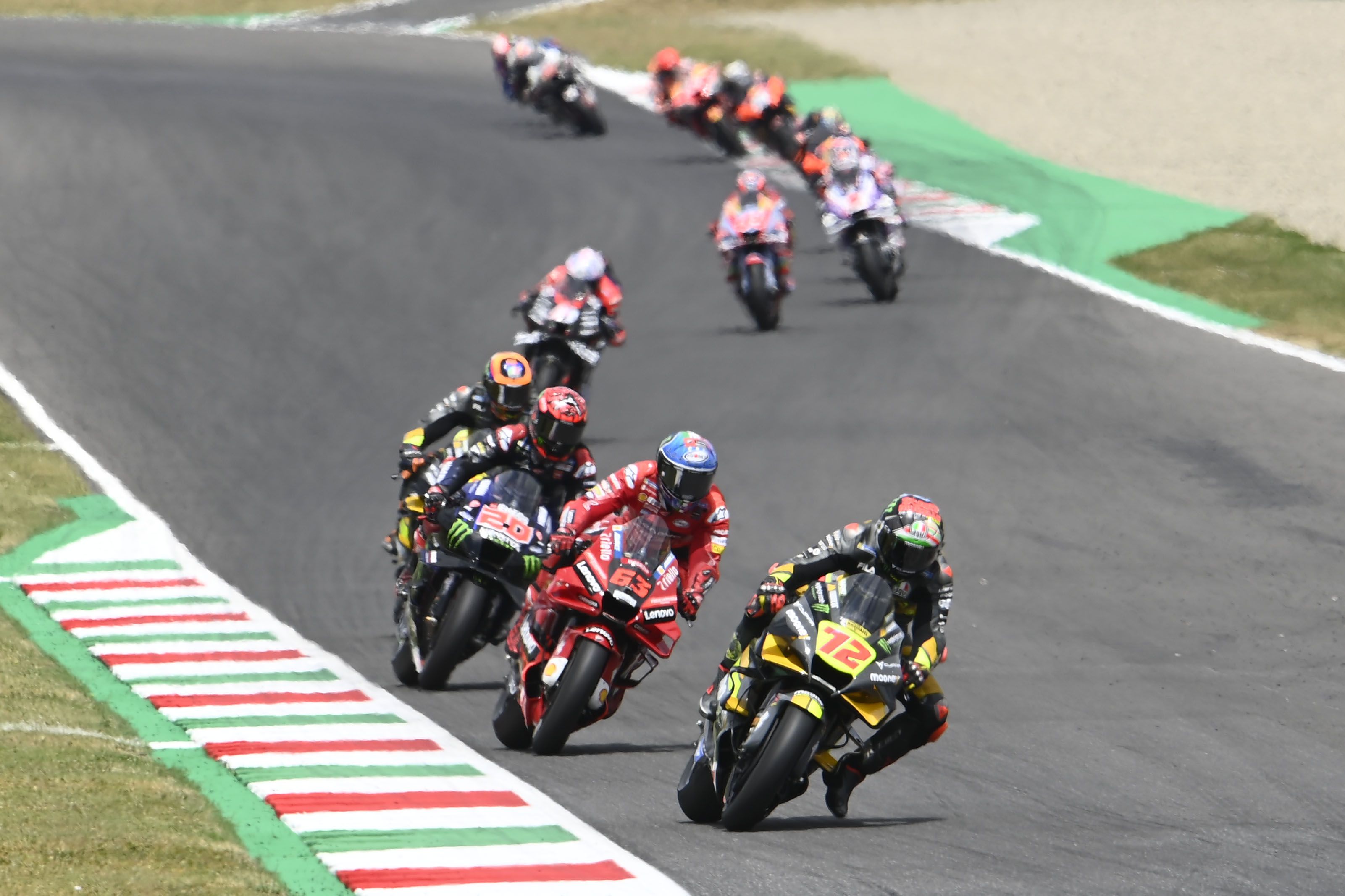 Marco Bezzecchi lidera ante Pecco Bagnaia, Fabio Quartararo y Luca Marini, MotoGP Mugello 2022
