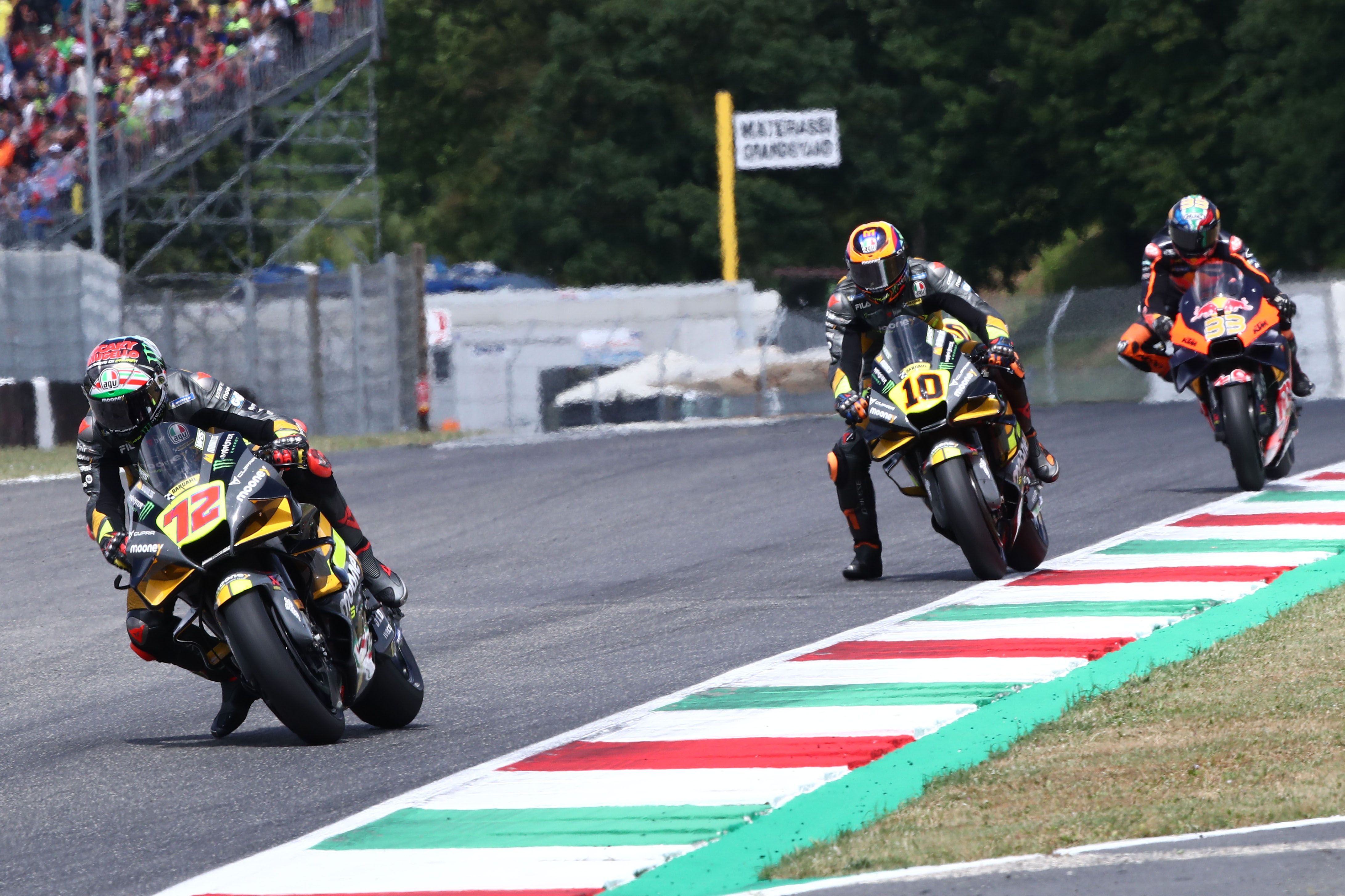 Marco Bezzecchi seguido por Luca Marini y Brad Binder, MotoGP Mugello 2022