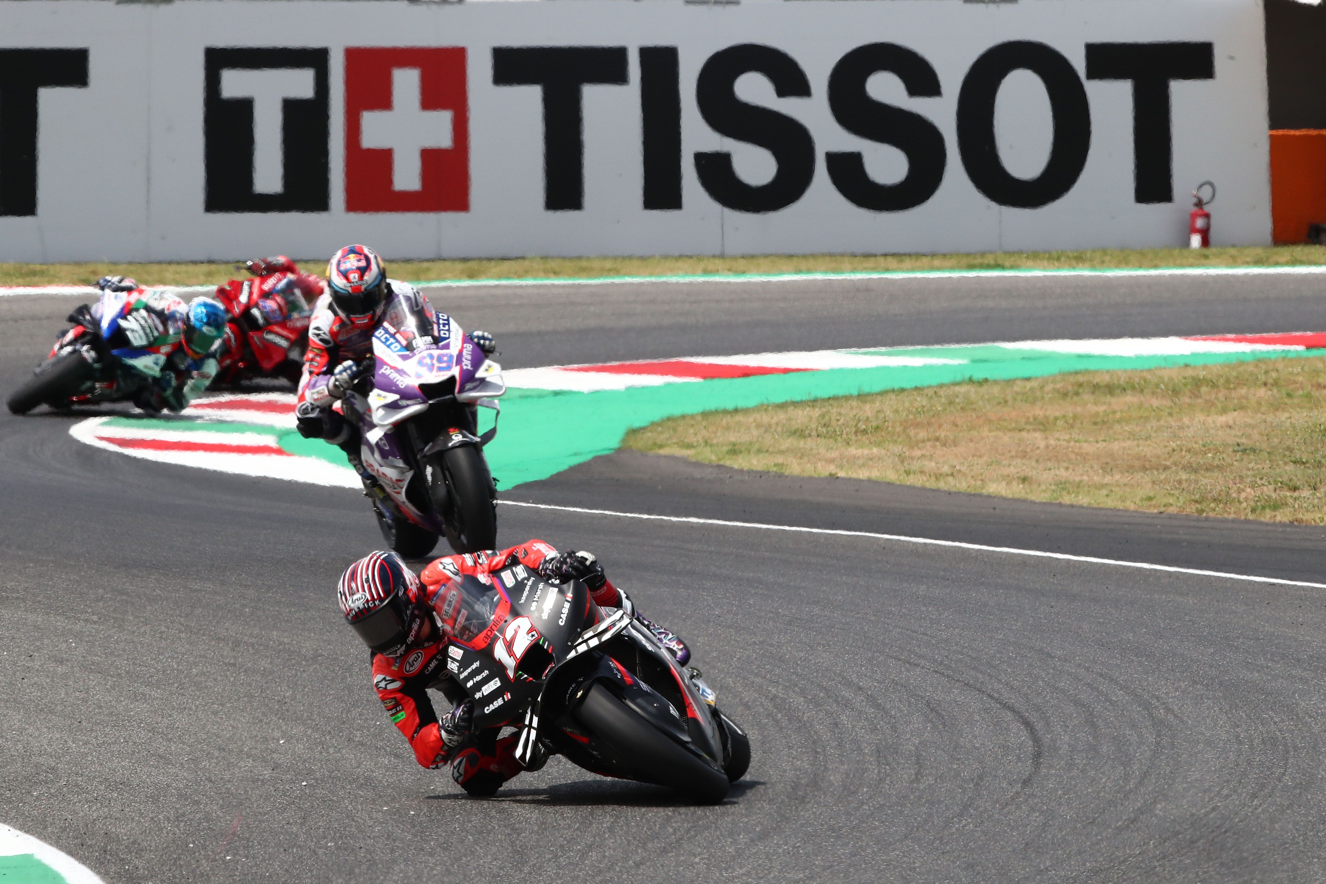 Maverick Viñales seguido por Jorge Martín, MotoGP Mugello 2022